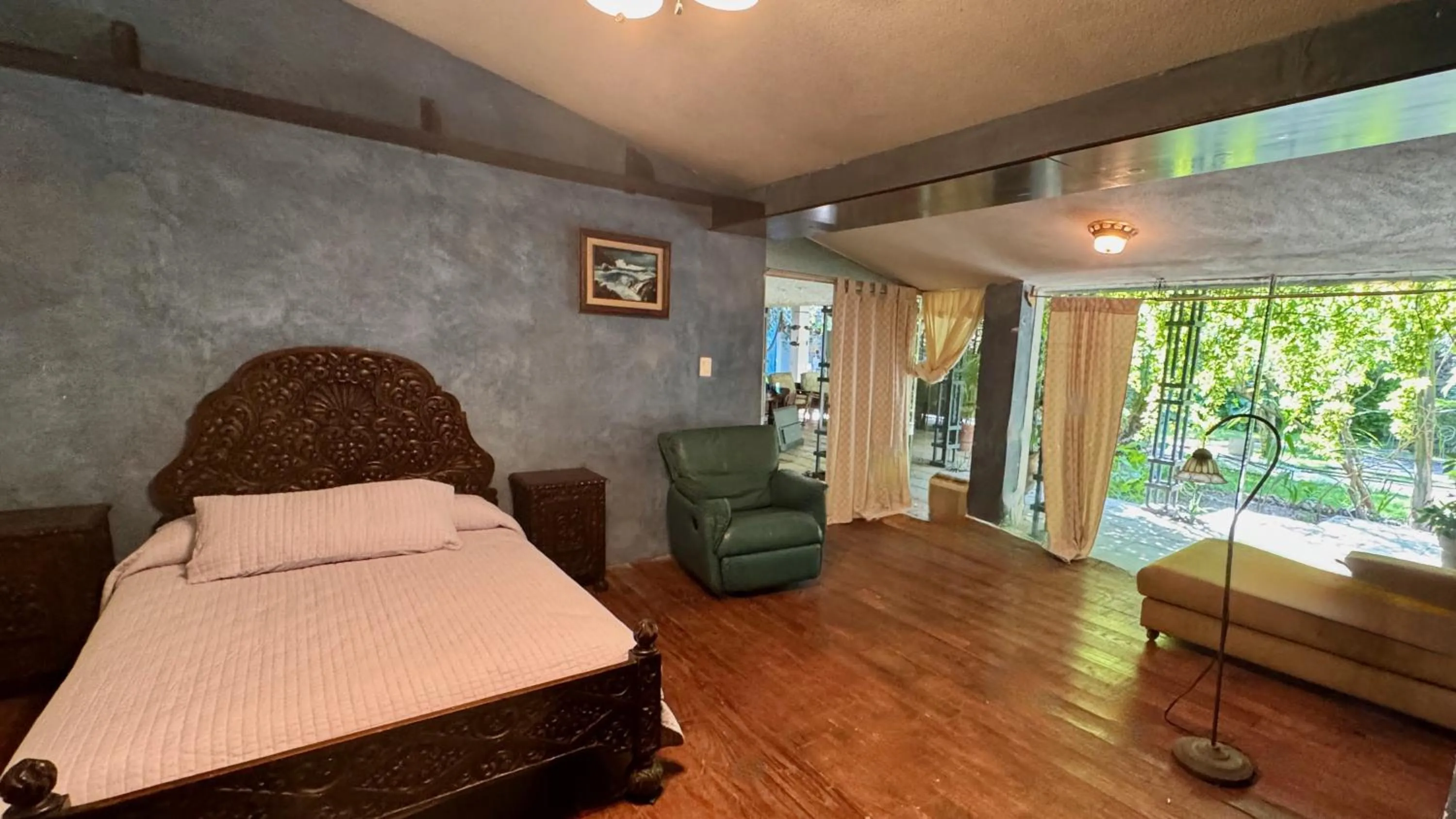 Photo of the whole room, Bed in Magnolias Jardin & Boutique Suites