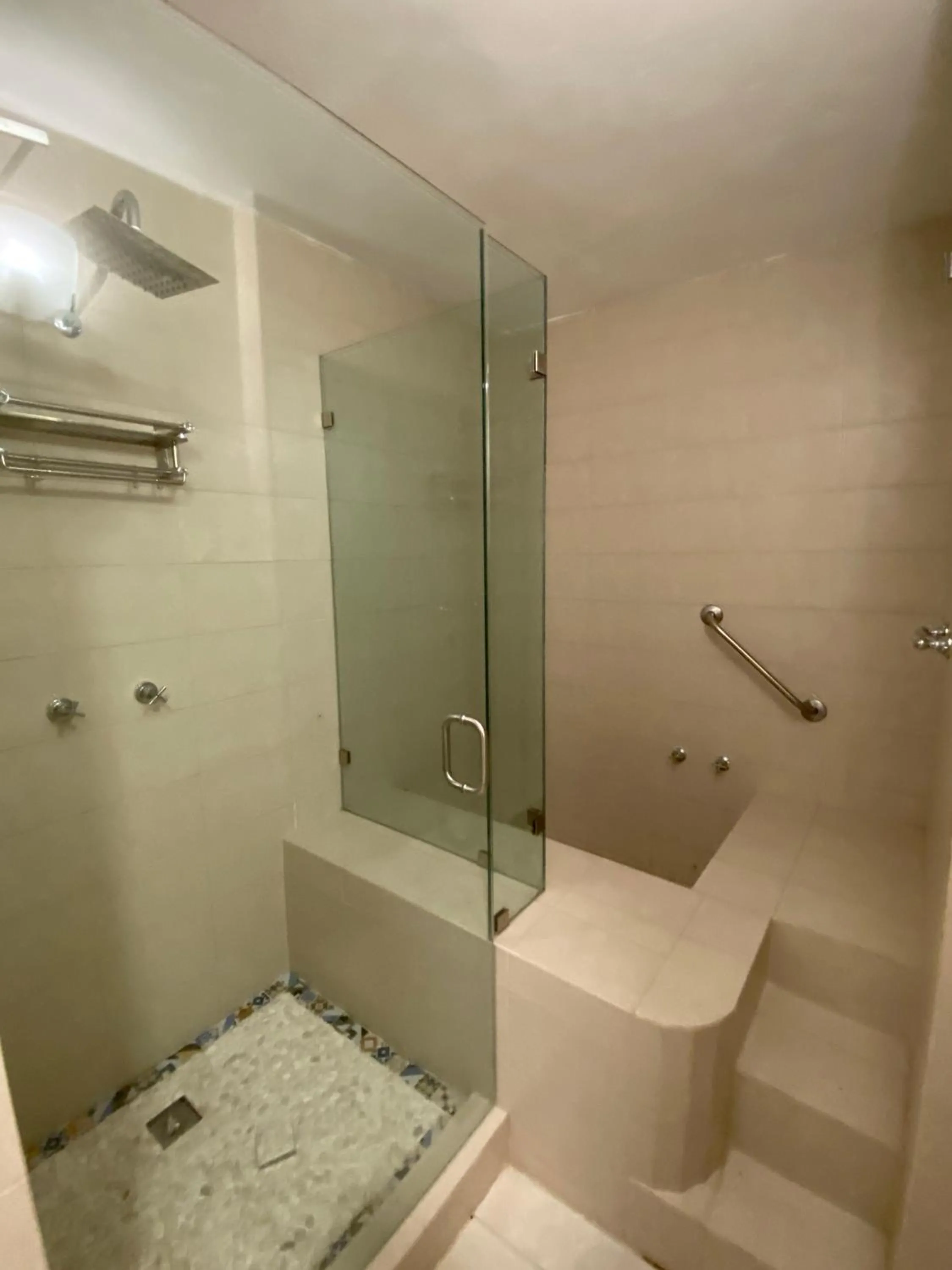 Shower in Magnolias Jardin & Boutique Suites