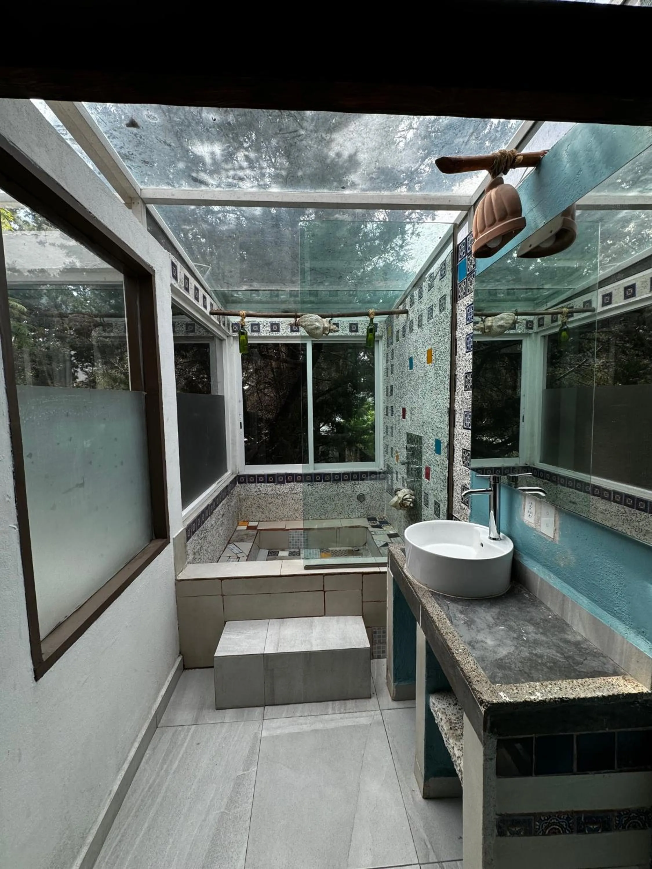 Bathroom in Magnolias Jardin & Boutique Suites