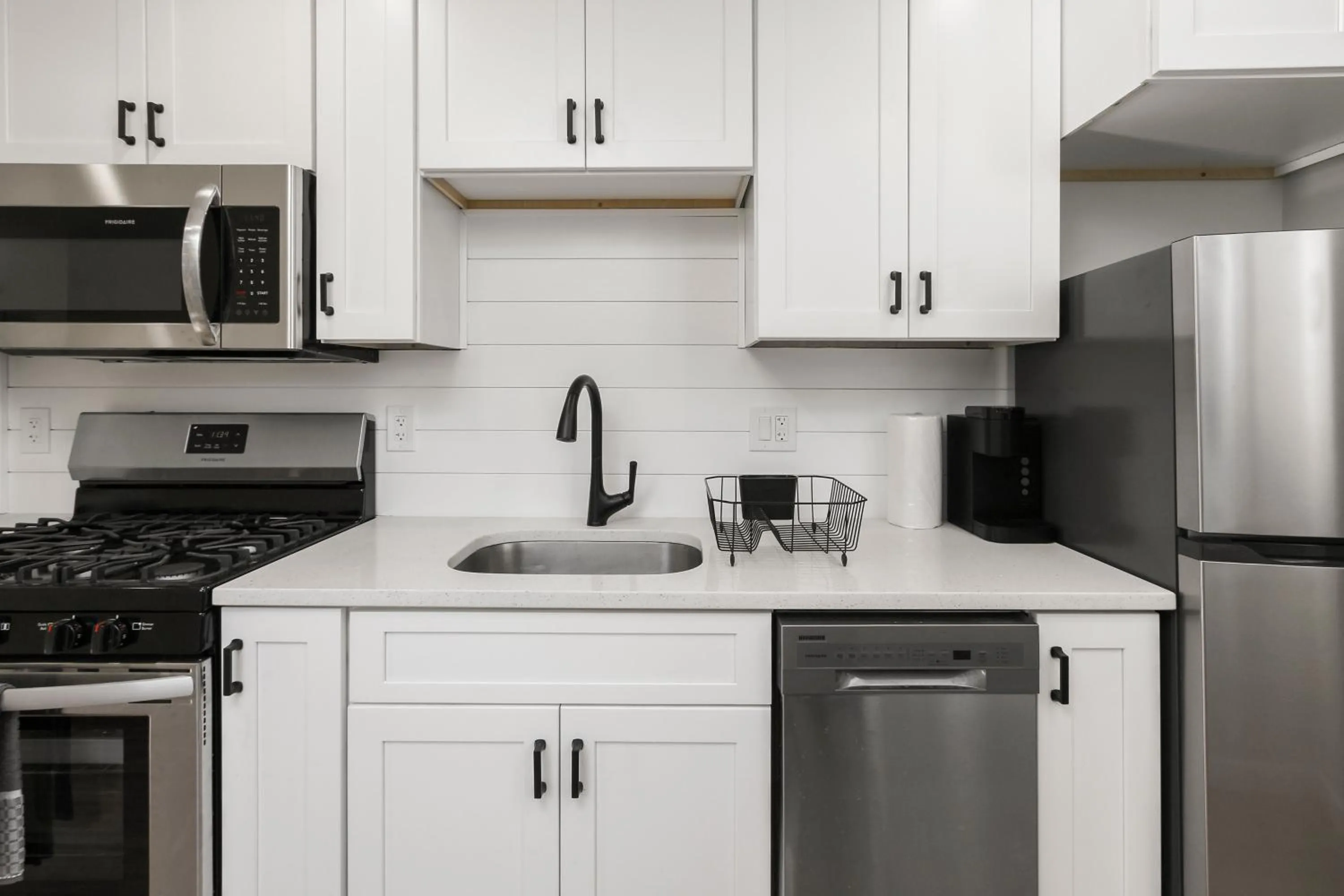 Kitchen or kitchenette in Cozy Ba Townhome Near Little Italy I Fells Point