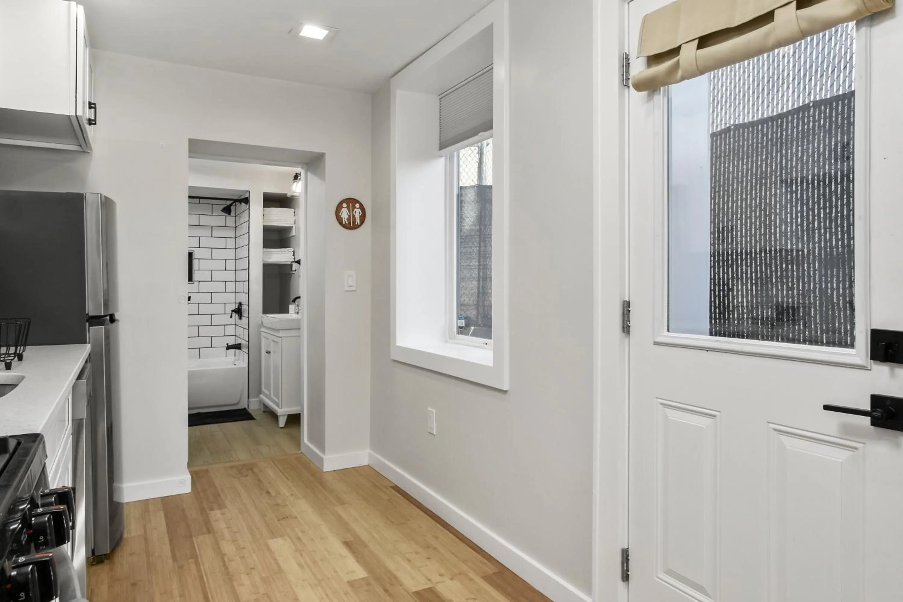 Kitchen or kitchenette in Cozy Ba Townhome Near Little Italy I Fells Point