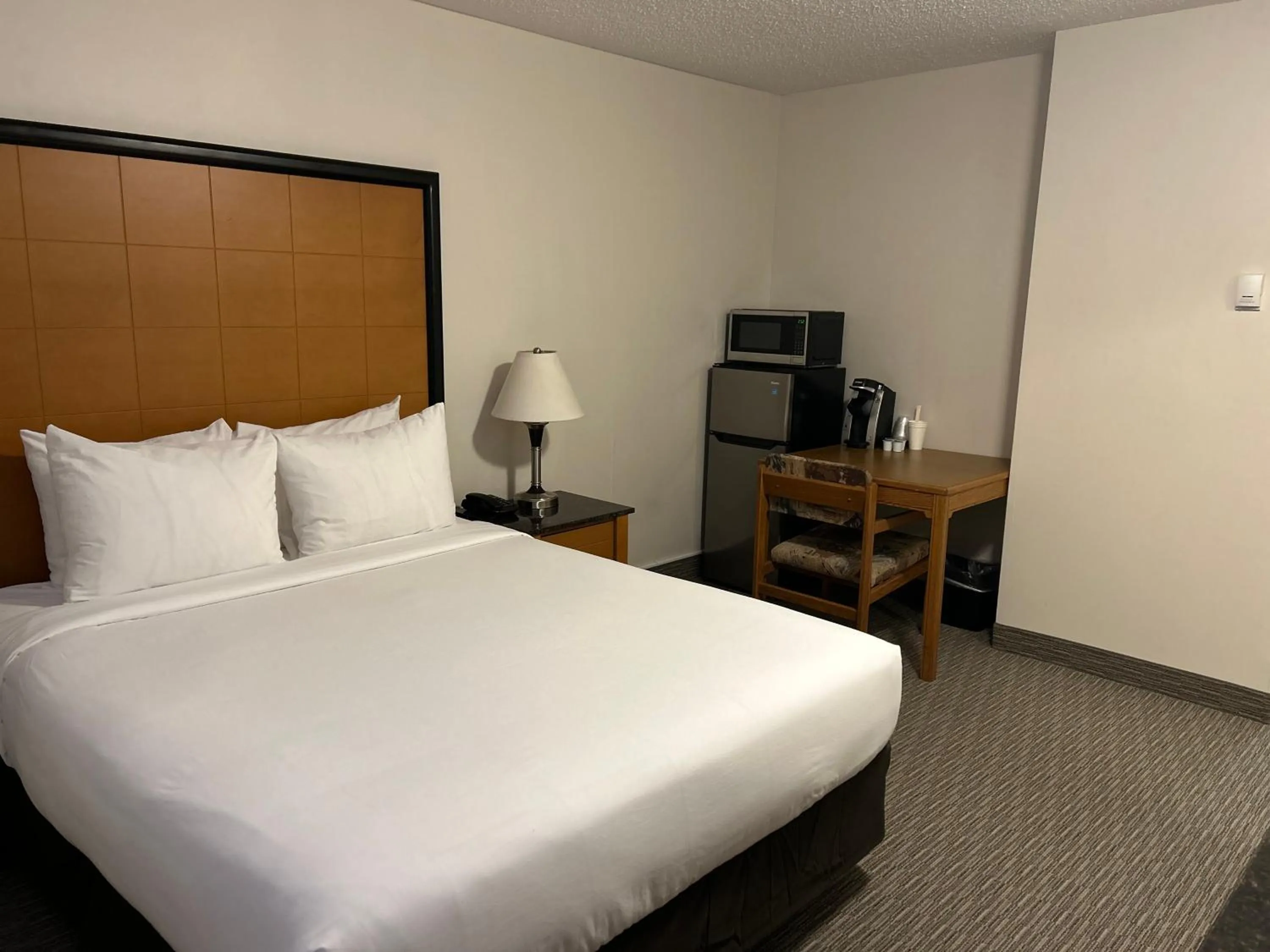 Coffee/tea facilities, Bed in Anavada Inn & Suites - Grande Prairie
