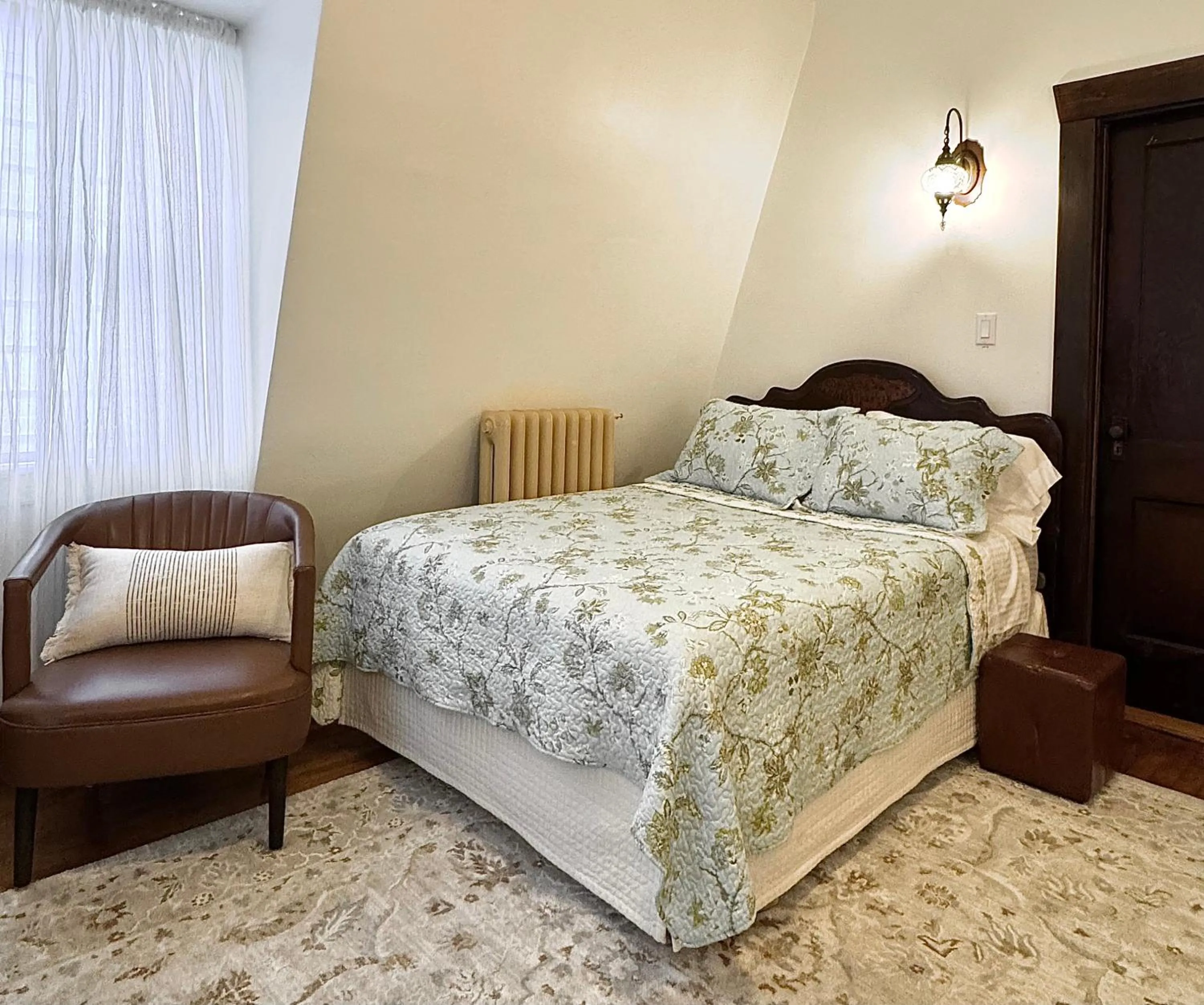 Bedroom, Bed in Royal Hotel Sydney