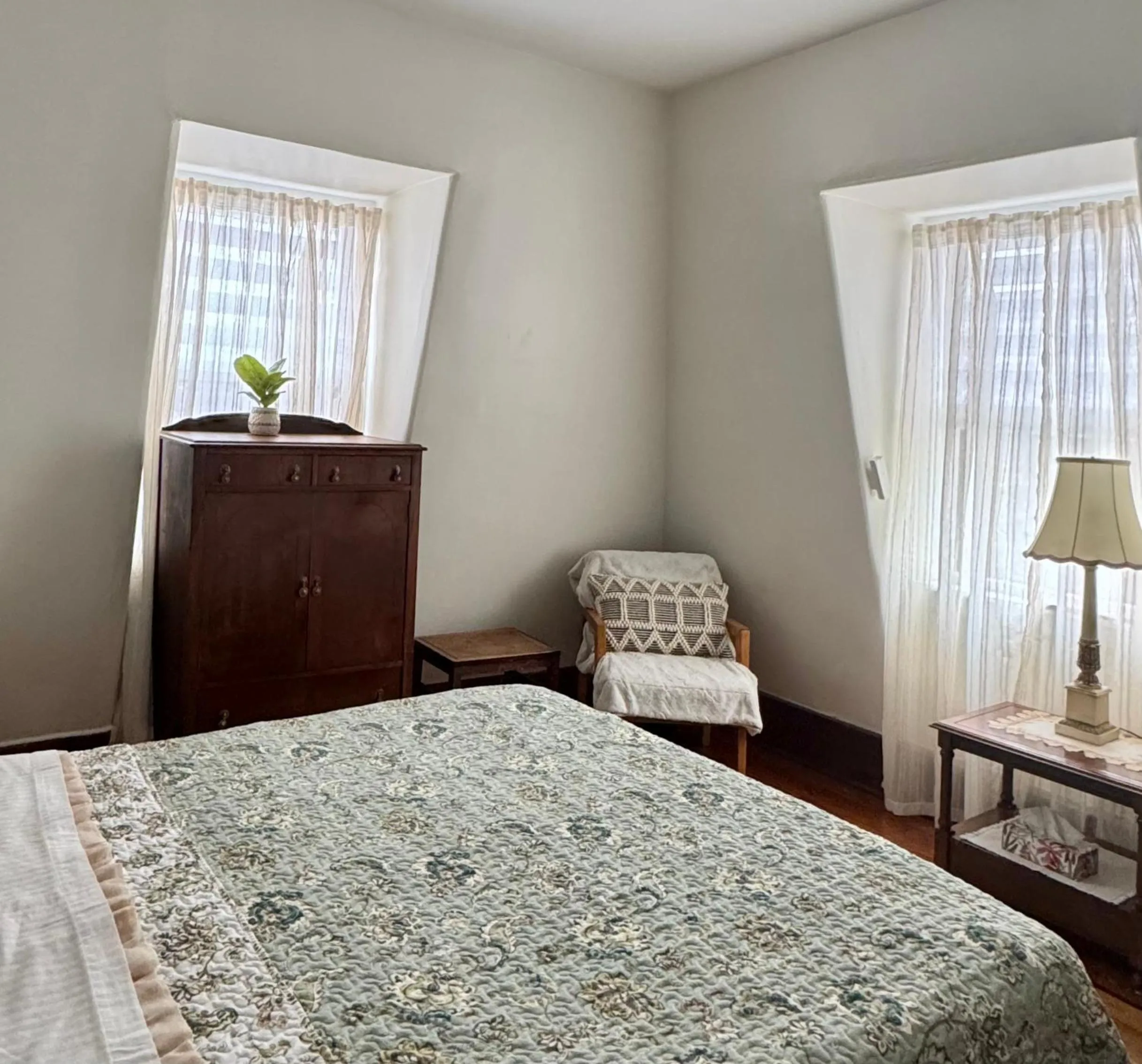 Bedroom, Bed in Royal Hotel Sydney