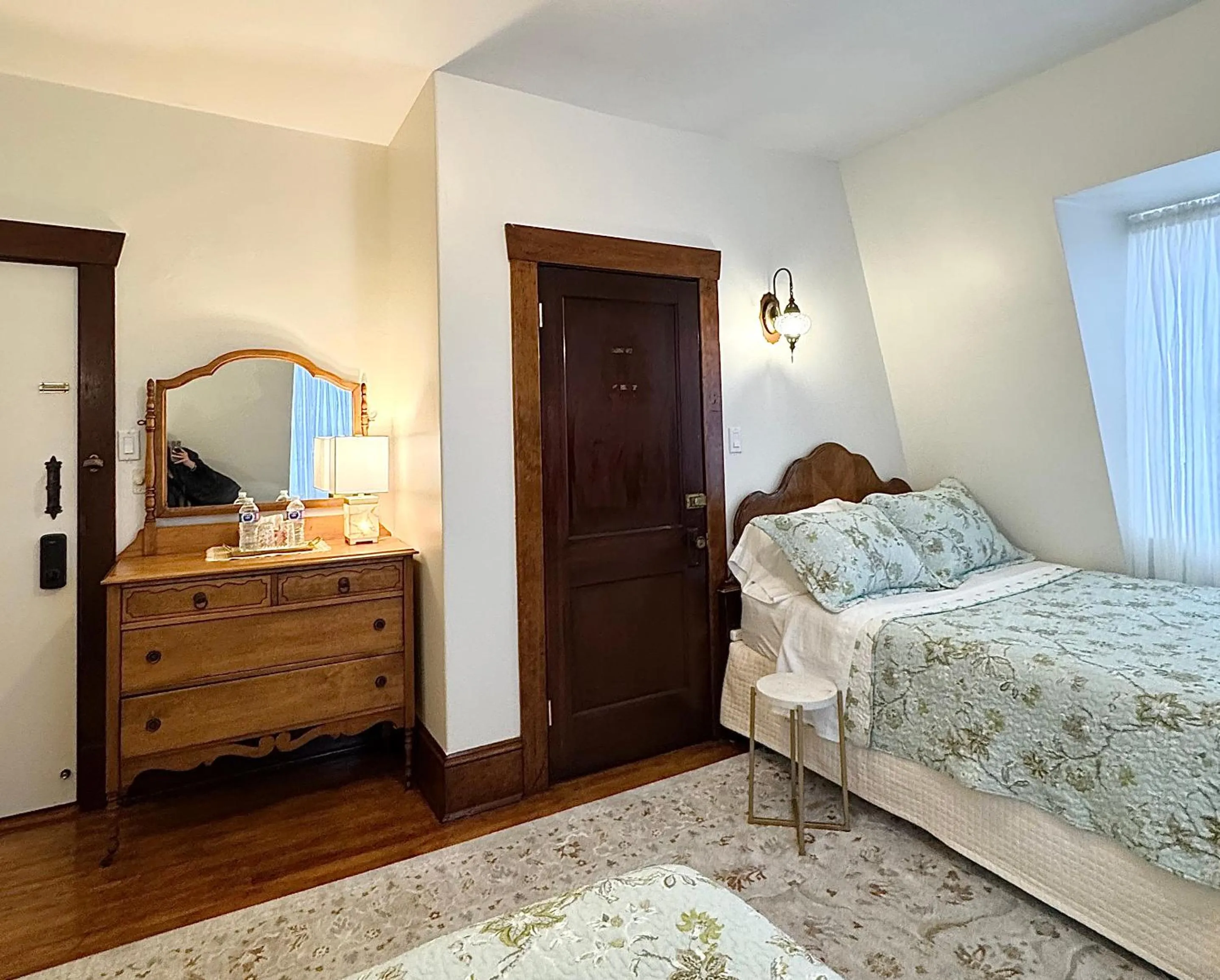 Bedroom, Bed in Royal Hotel Sydney