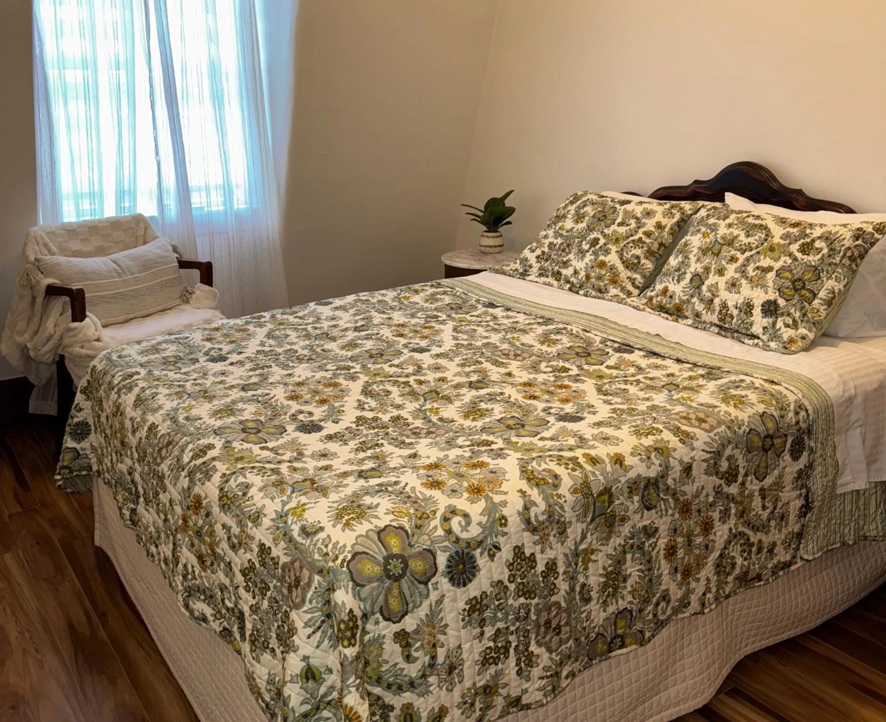 Bedroom, Bed in Royal Hotel Sydney