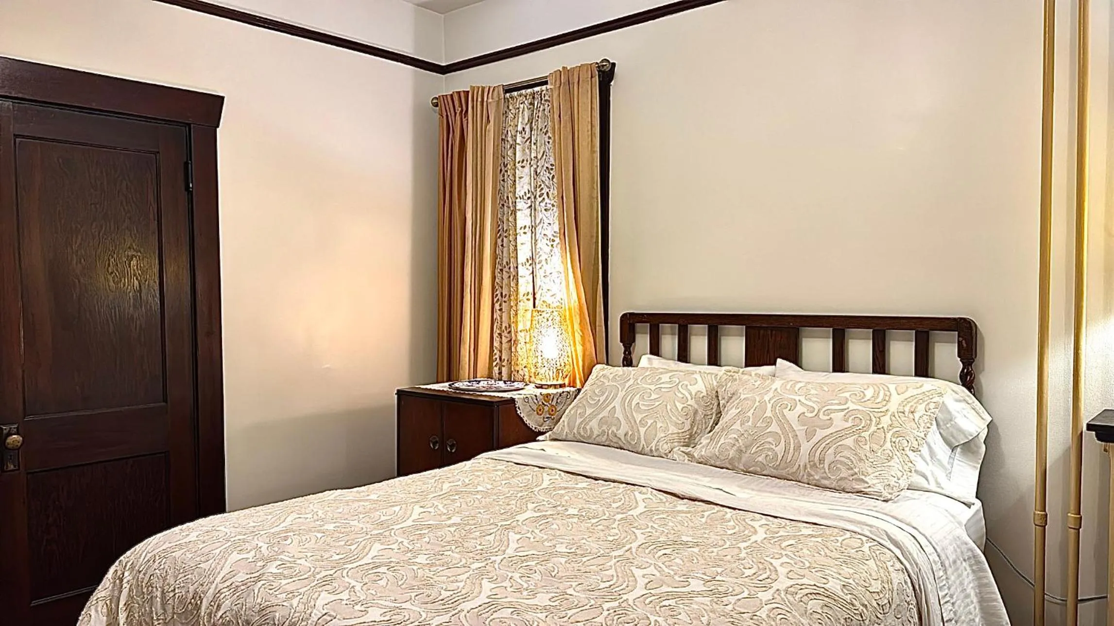 Bedroom, Bed in Royal Hotel Sydney