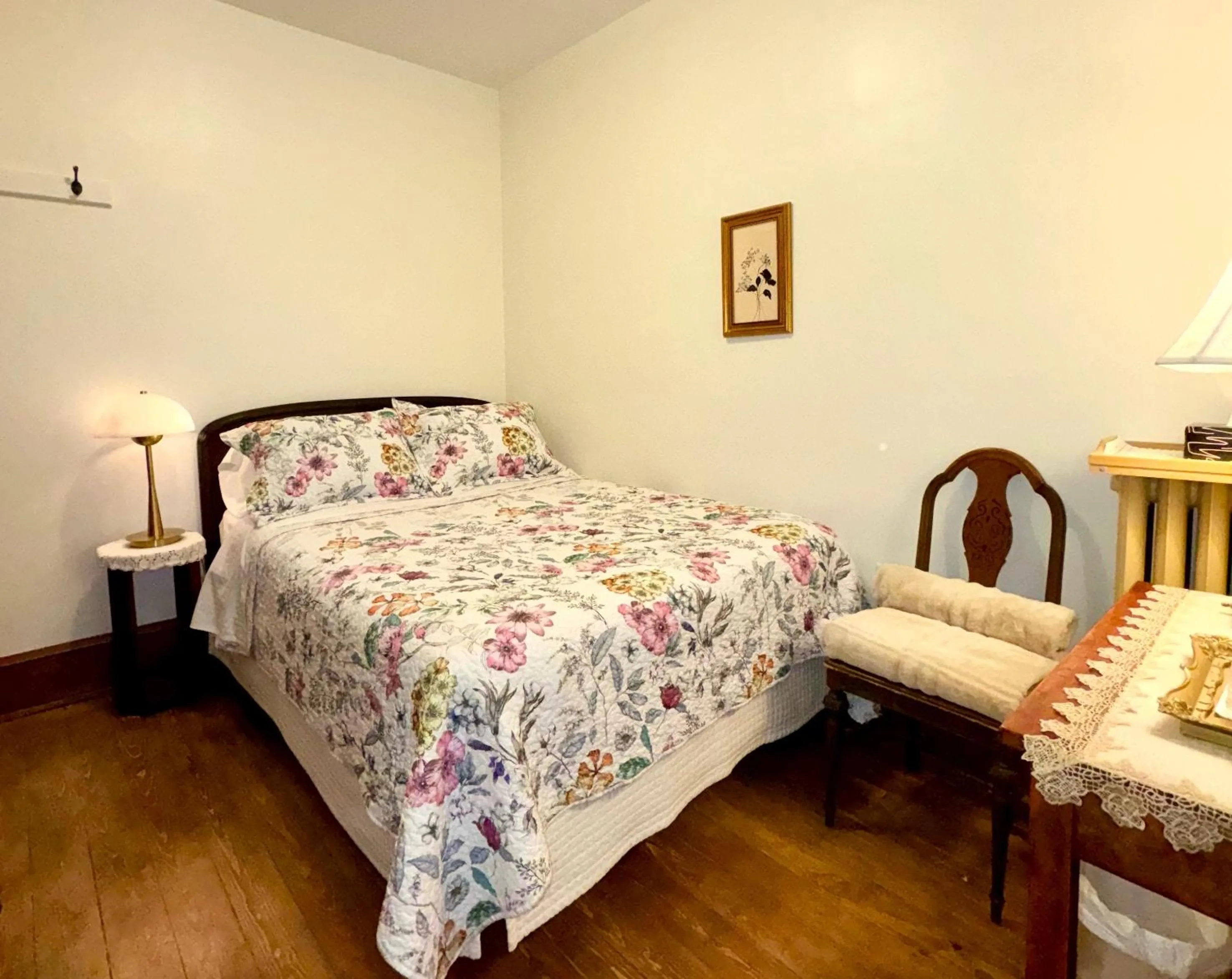 Bedroom, Bed in Royal Hotel Sydney