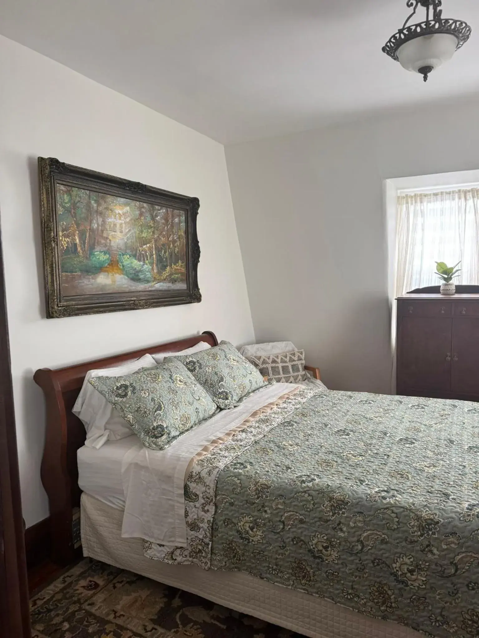 Queen Suite in Royal Hotel Sydney Queen Suite in Royal Hotel Sydney