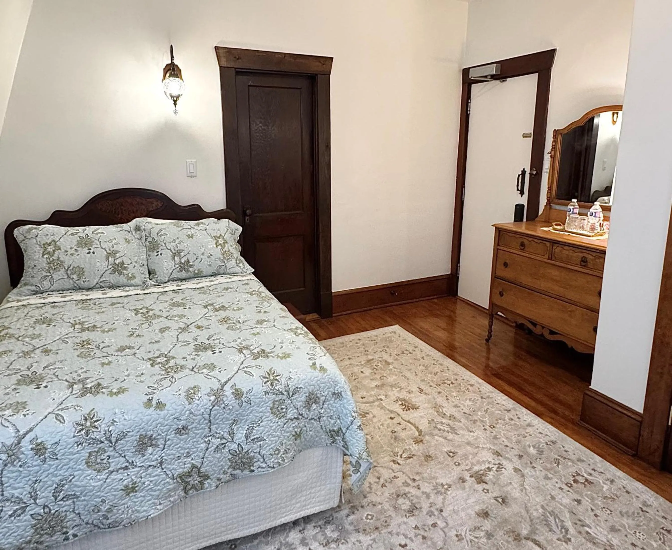 Bedroom, Bed in Royal Hotel Sydney