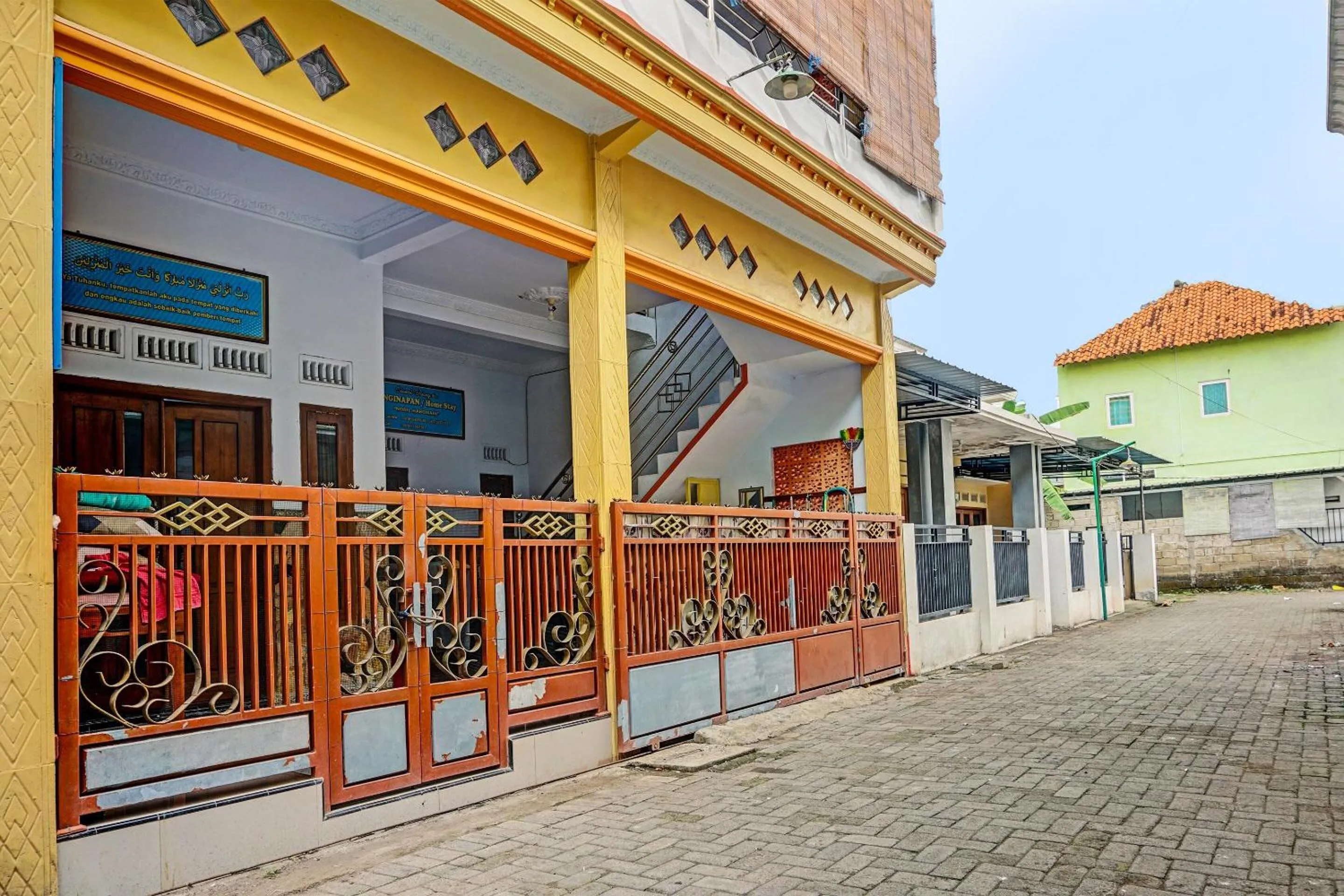 Facade/entrance in Hotel O Noril Haromain Homestay Syariah