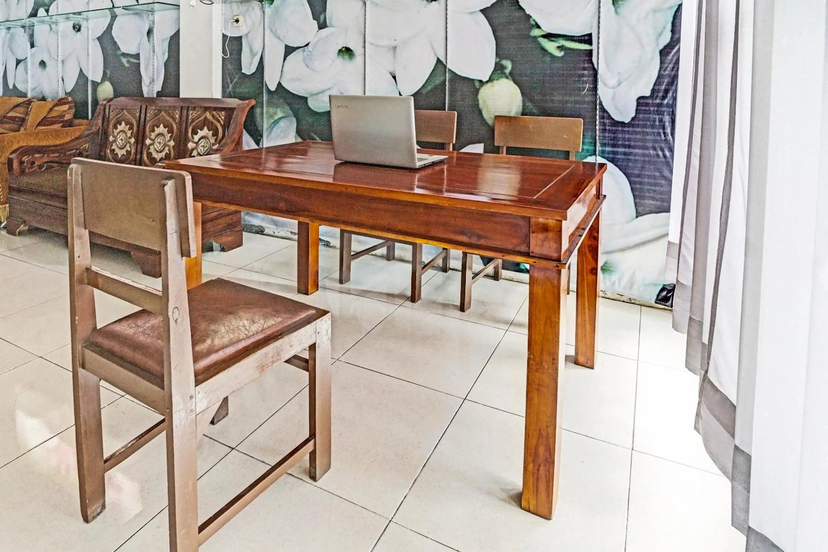 Lobby or reception in Hotel O Noril Haromain Homestay Syariah