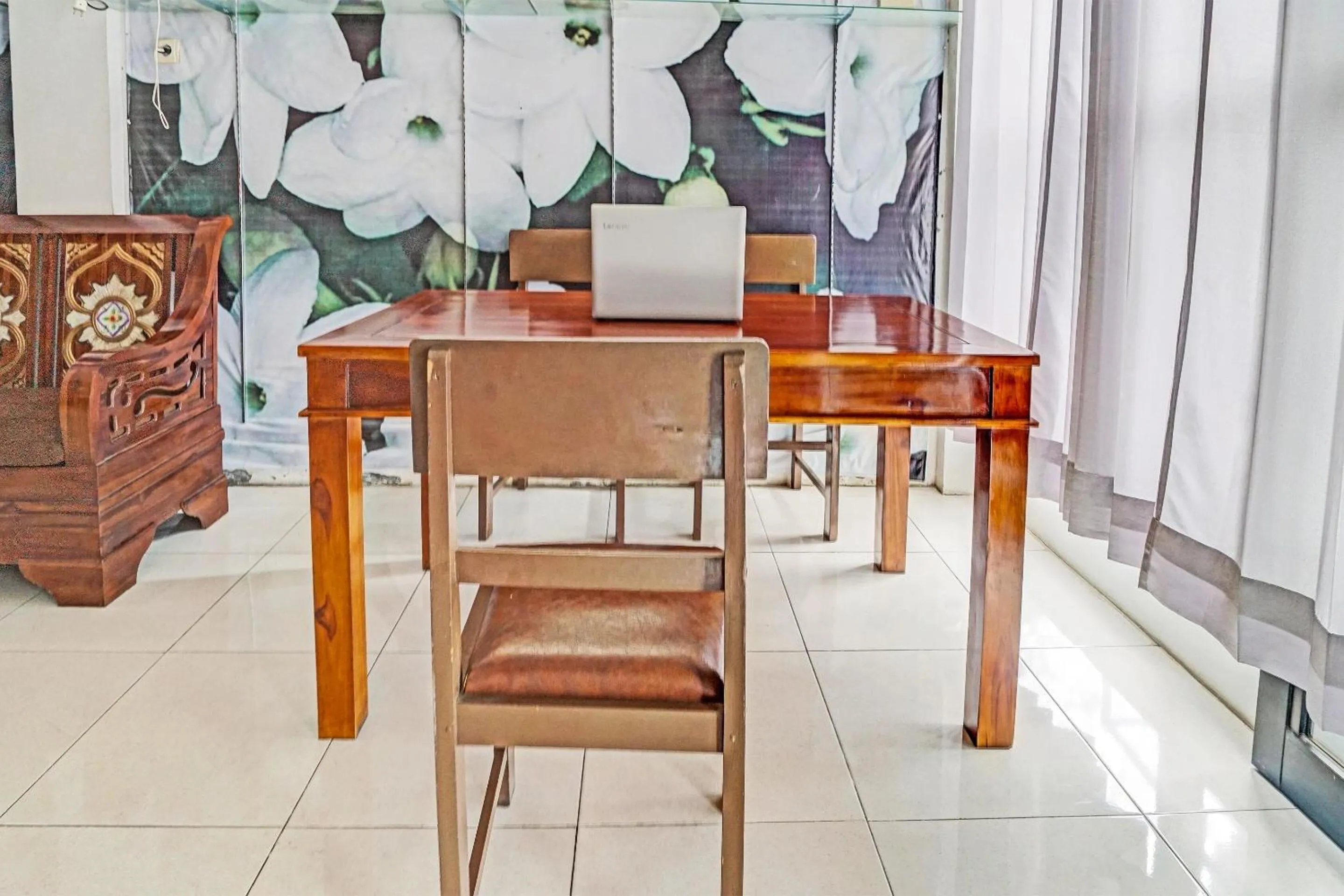 Lobby or reception in Hotel O Noril Haromain Homestay Syariah