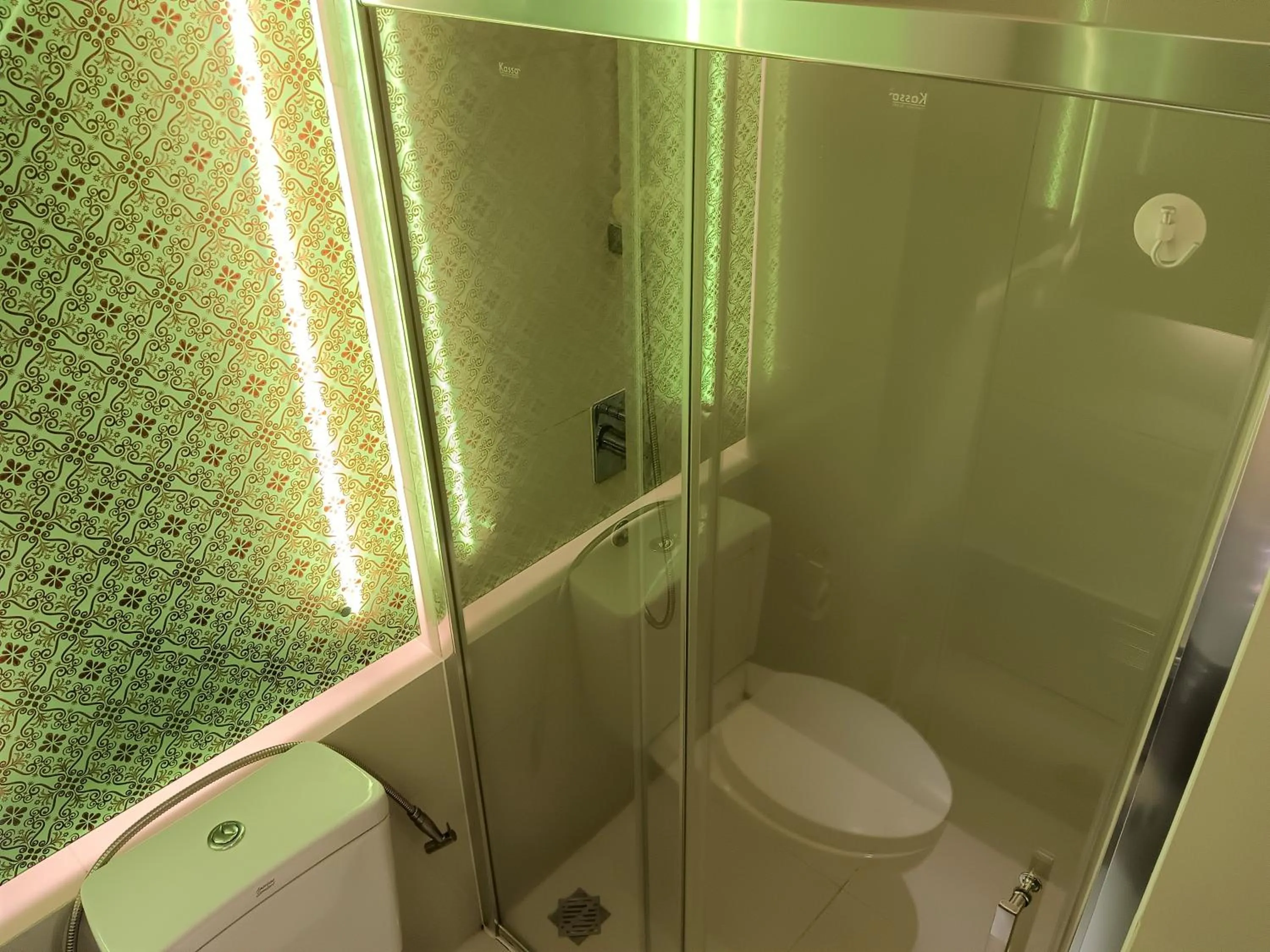 Shower in Grande Caribbean Condo Resort Pattaya