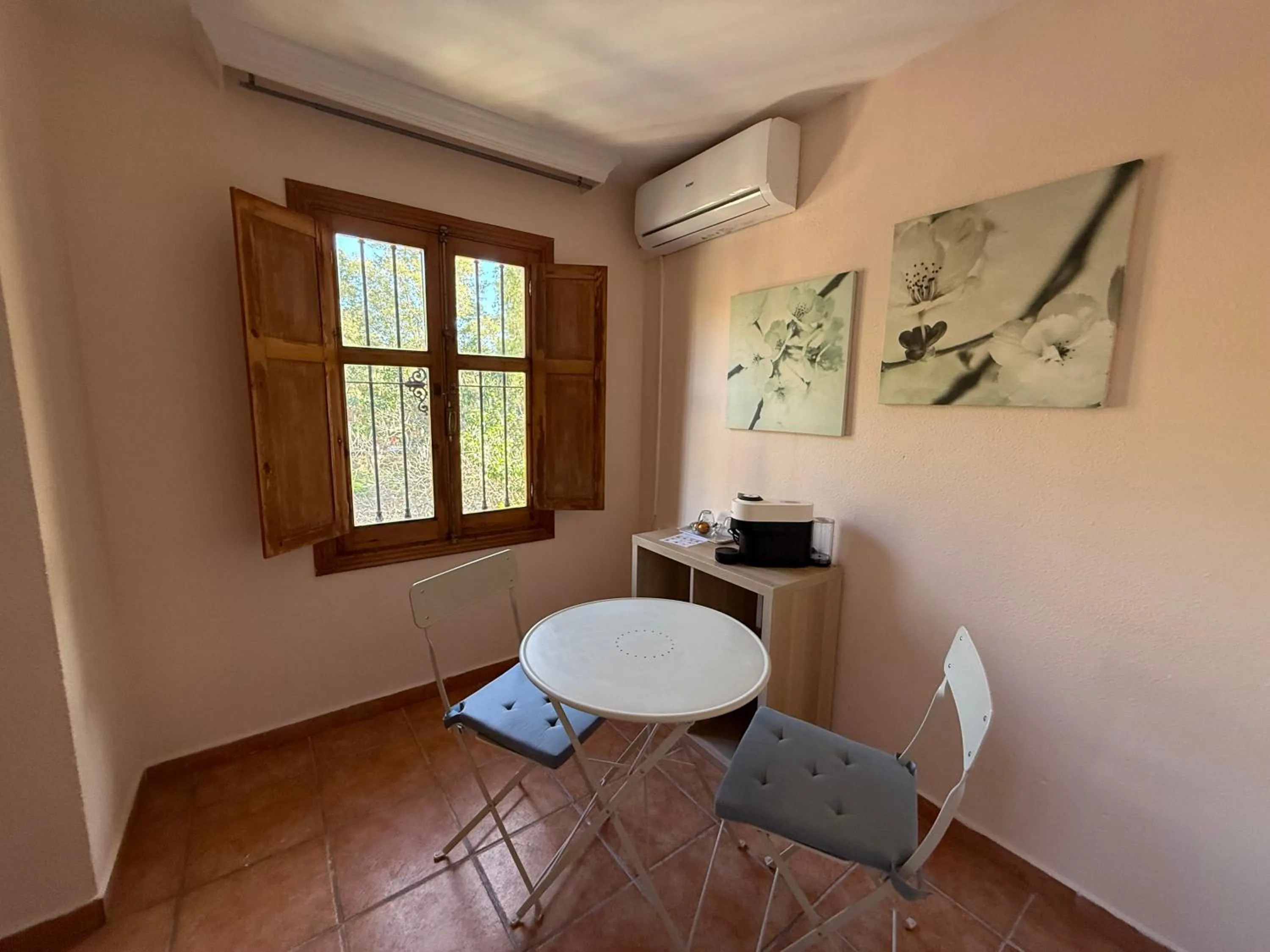 Seating area in Hostal Moscatel