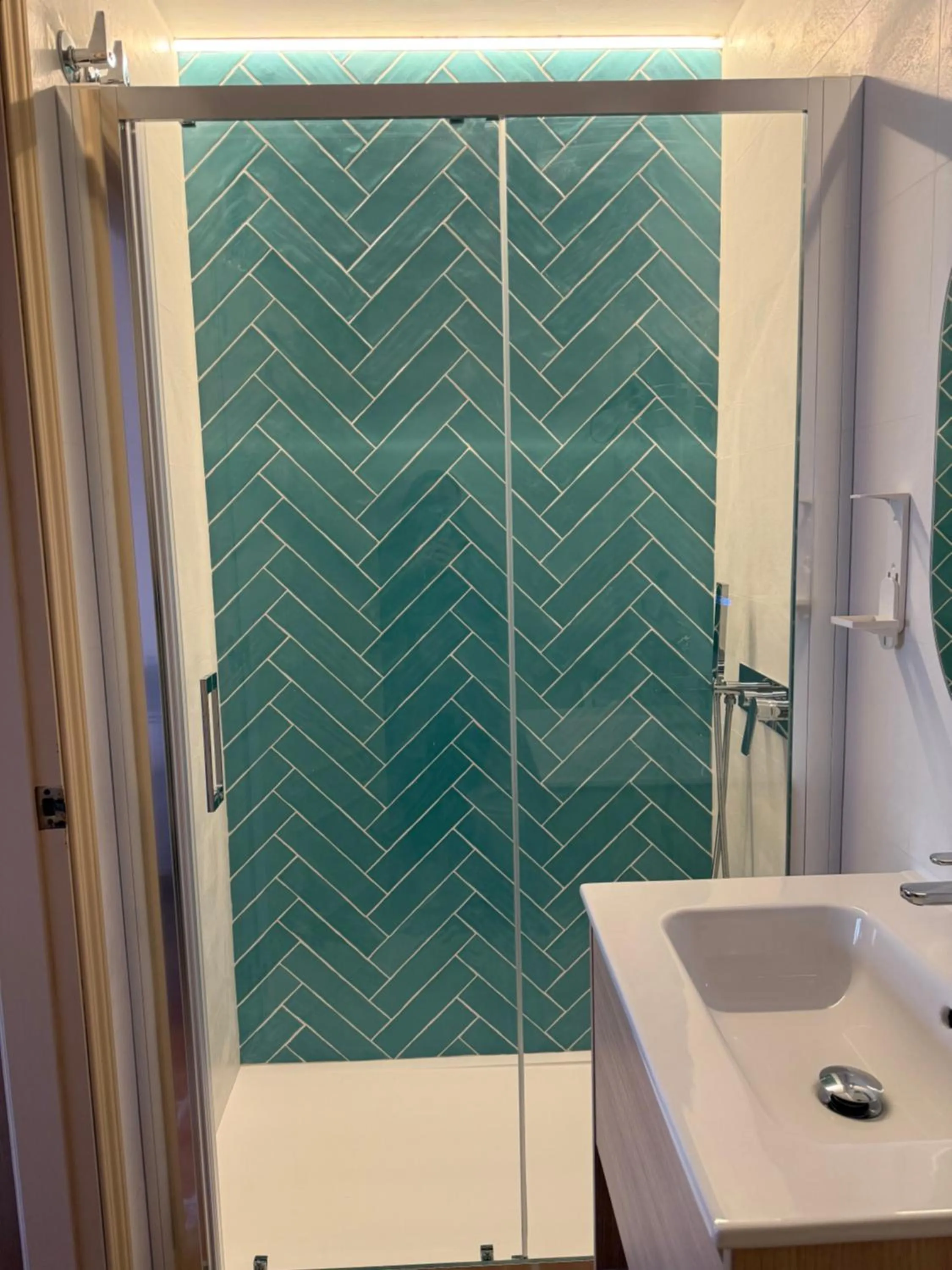 Shower in Hostal Moscatel