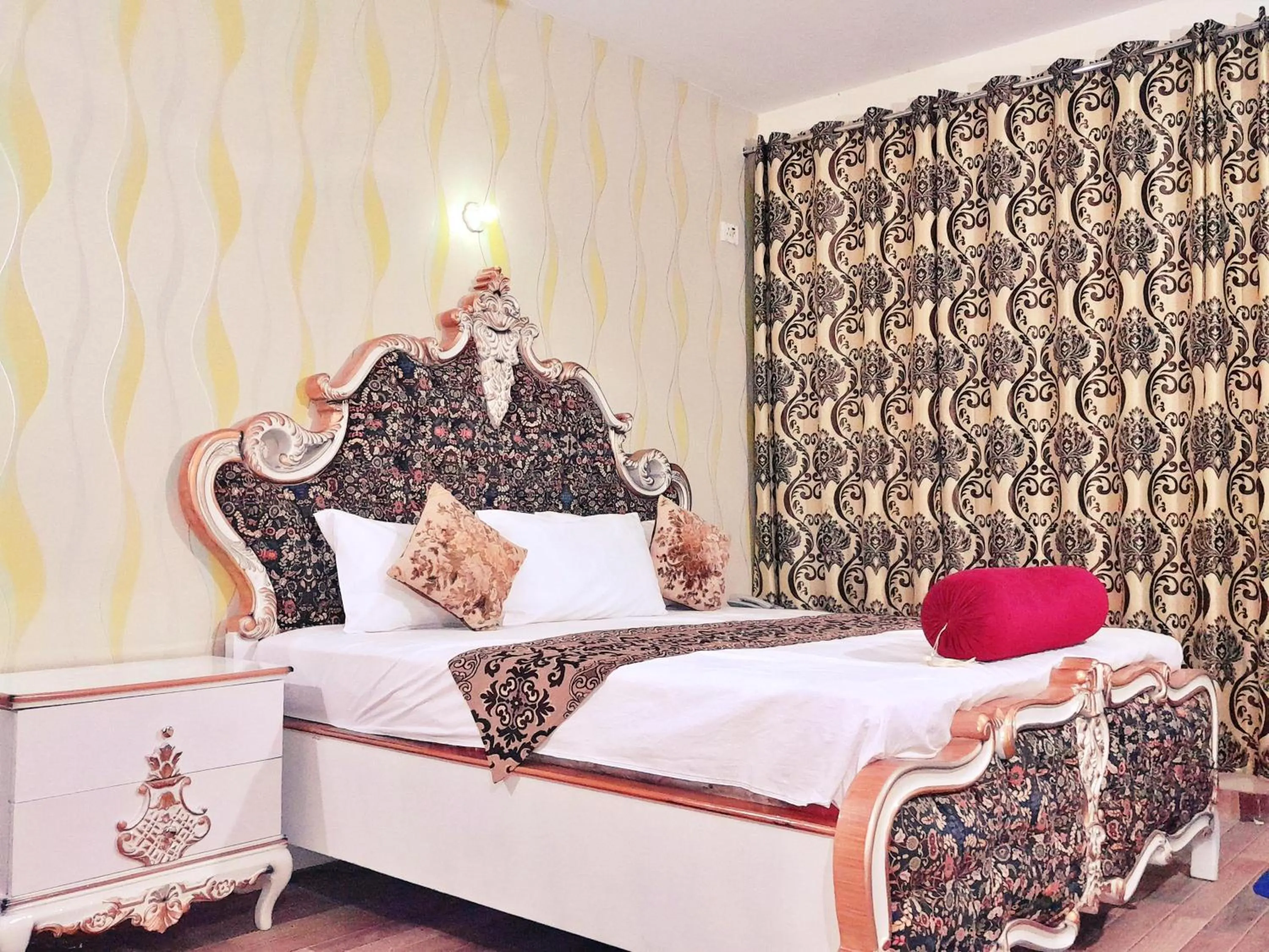 Bed in Hotel Rose One Lahore