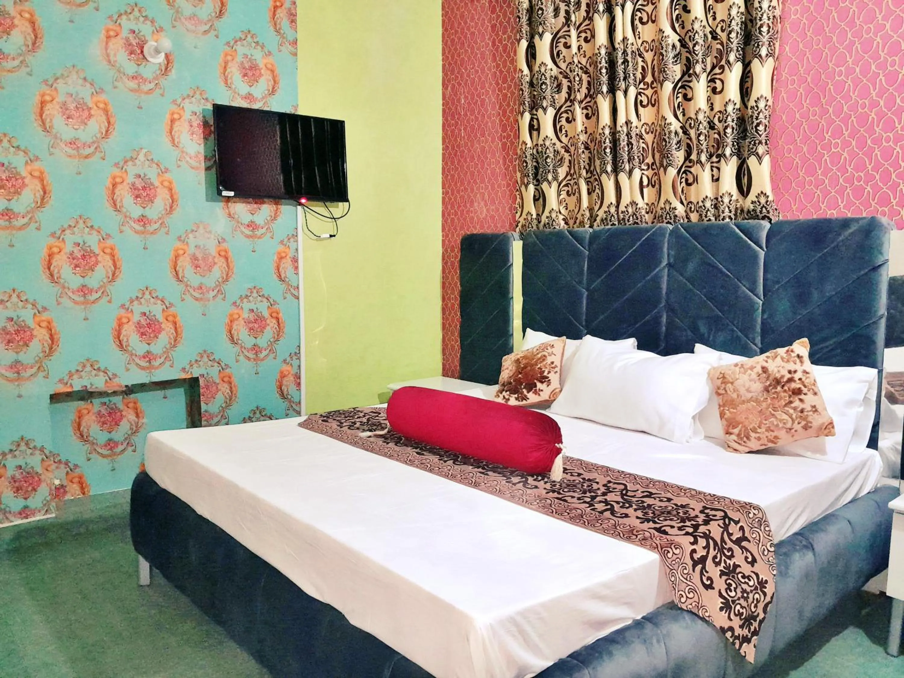 Bed in Hotel Rose One Lahore