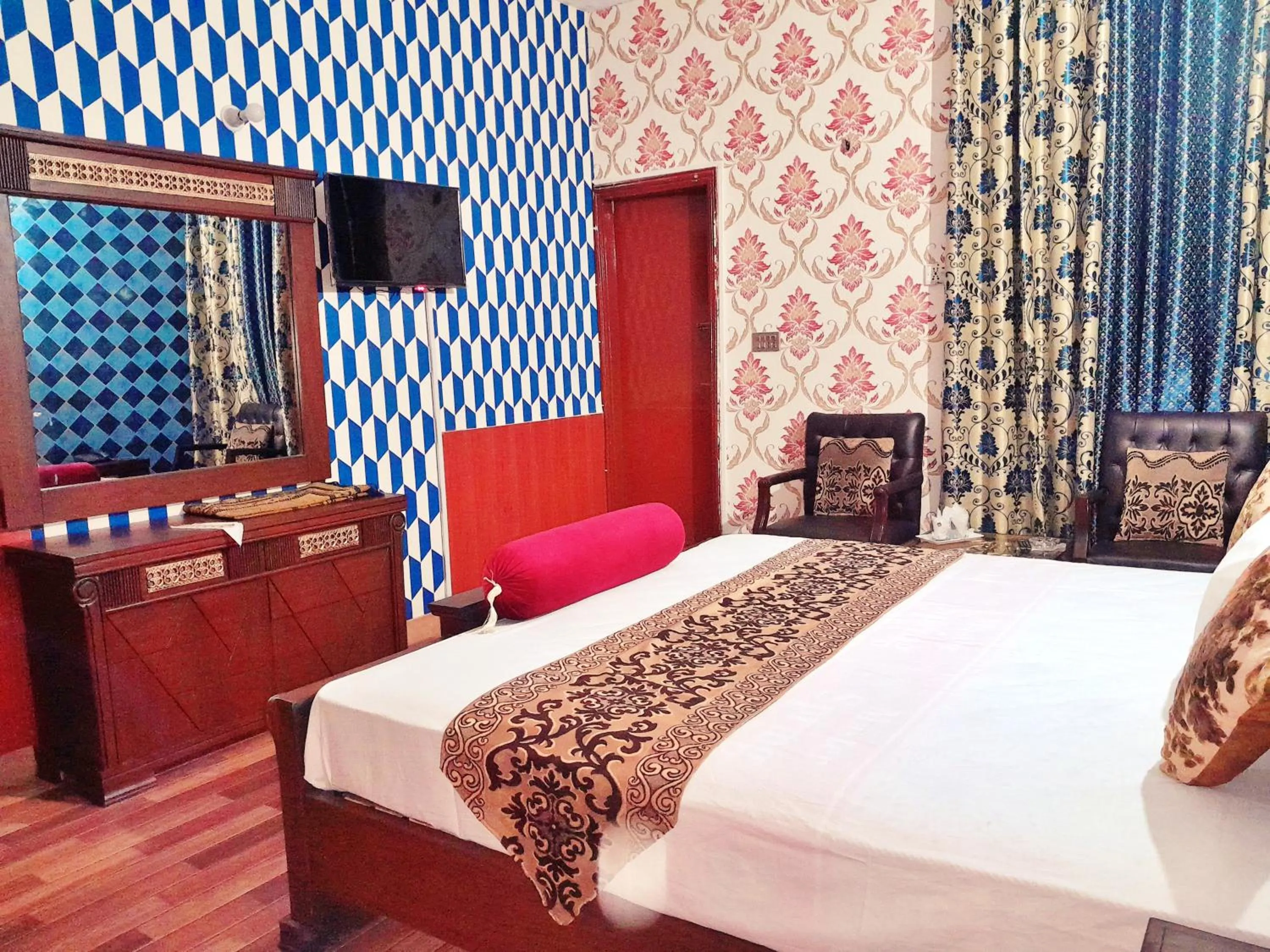 Bed in Hotel Rose One Lahore