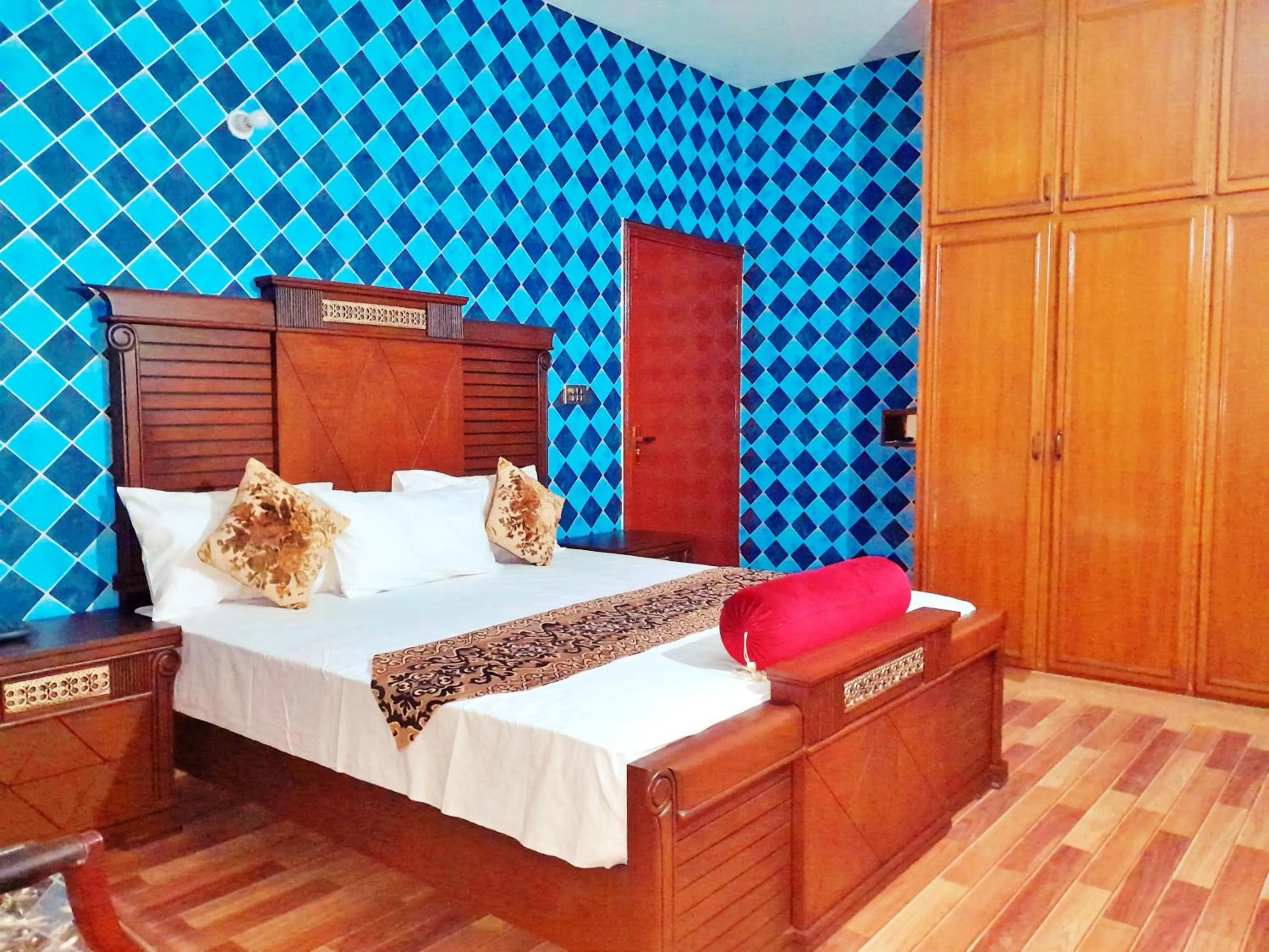 Bed in Hotel Rose One Lahore