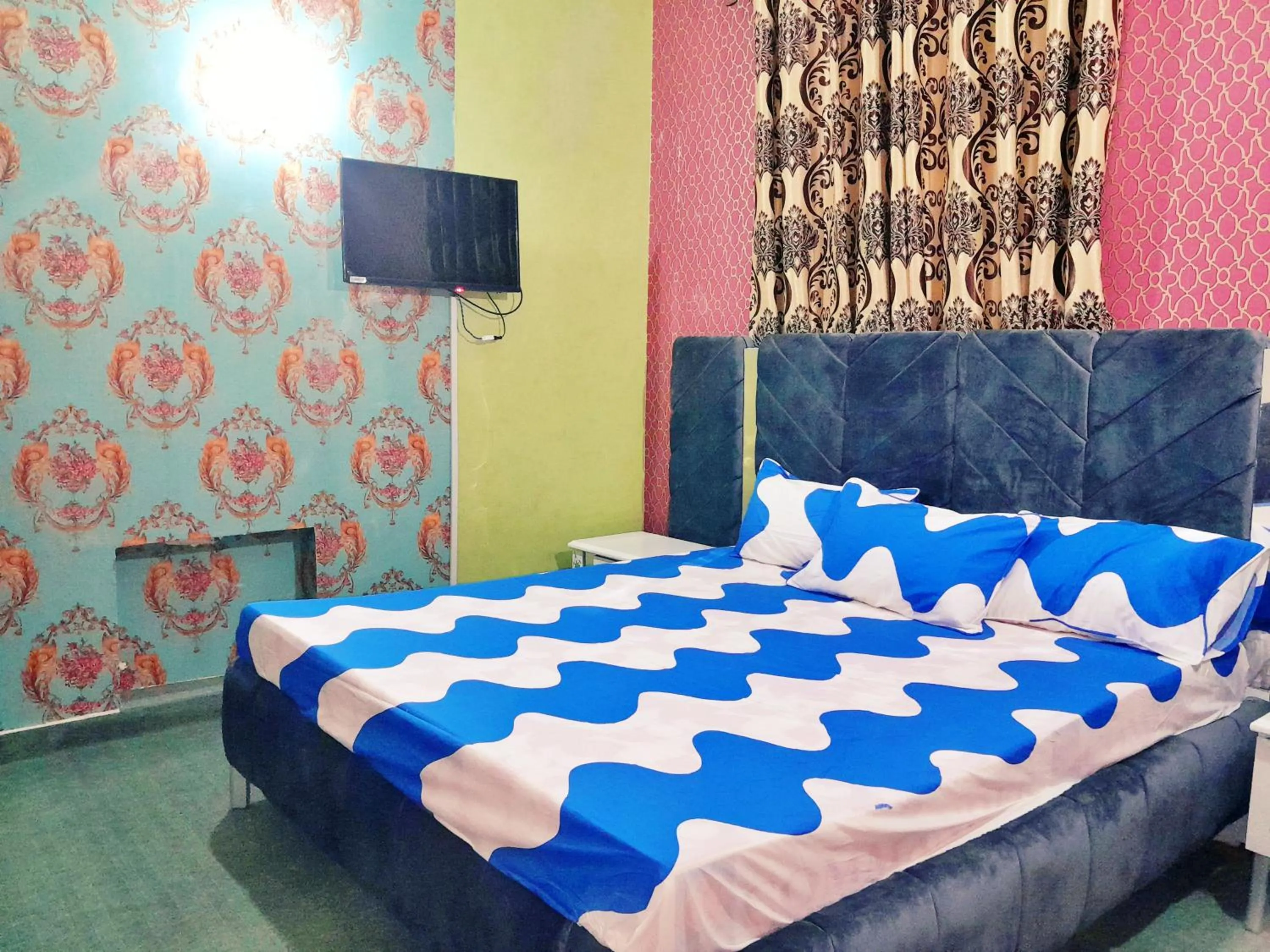 Bed in Hotel Rose One Lahore