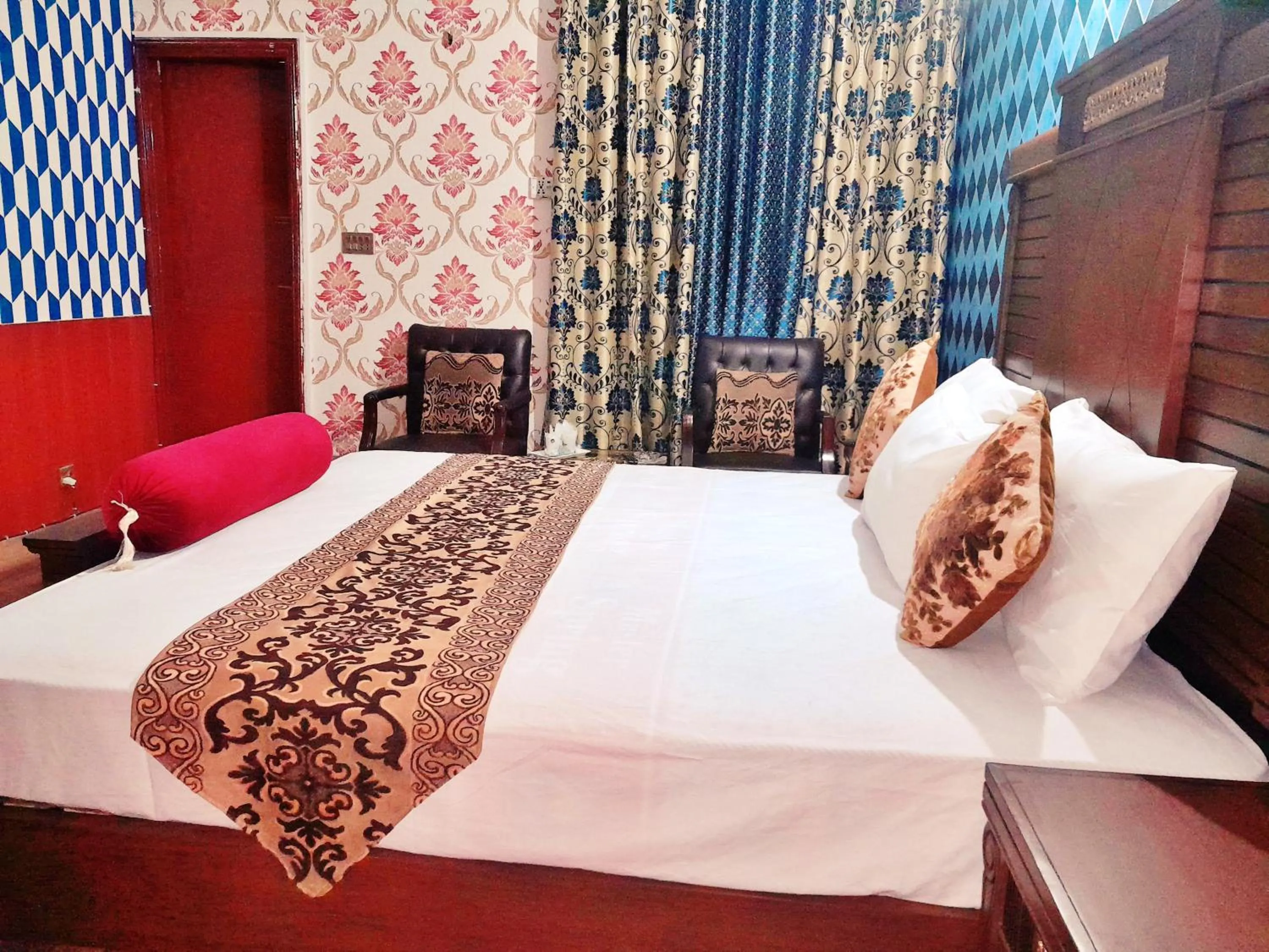 Bed in Hotel Rose One Lahore