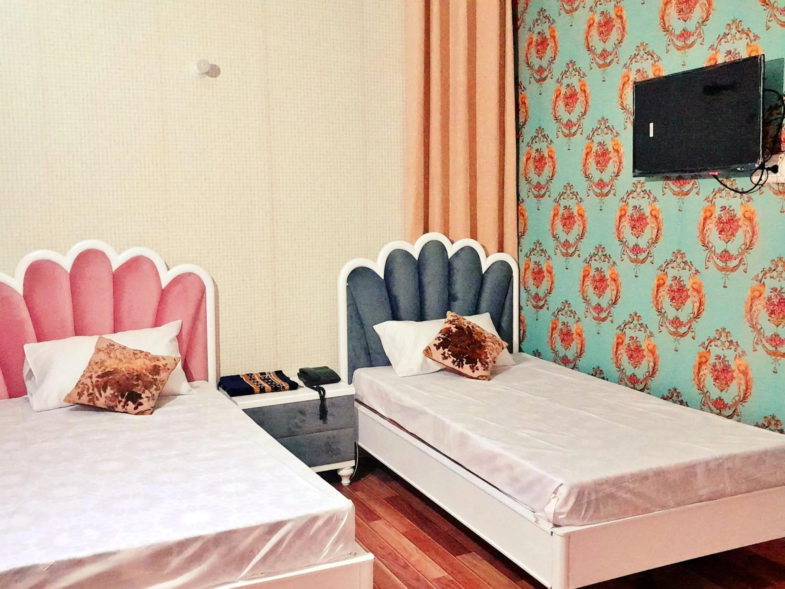 Bed in Hotel Rose One Lahore