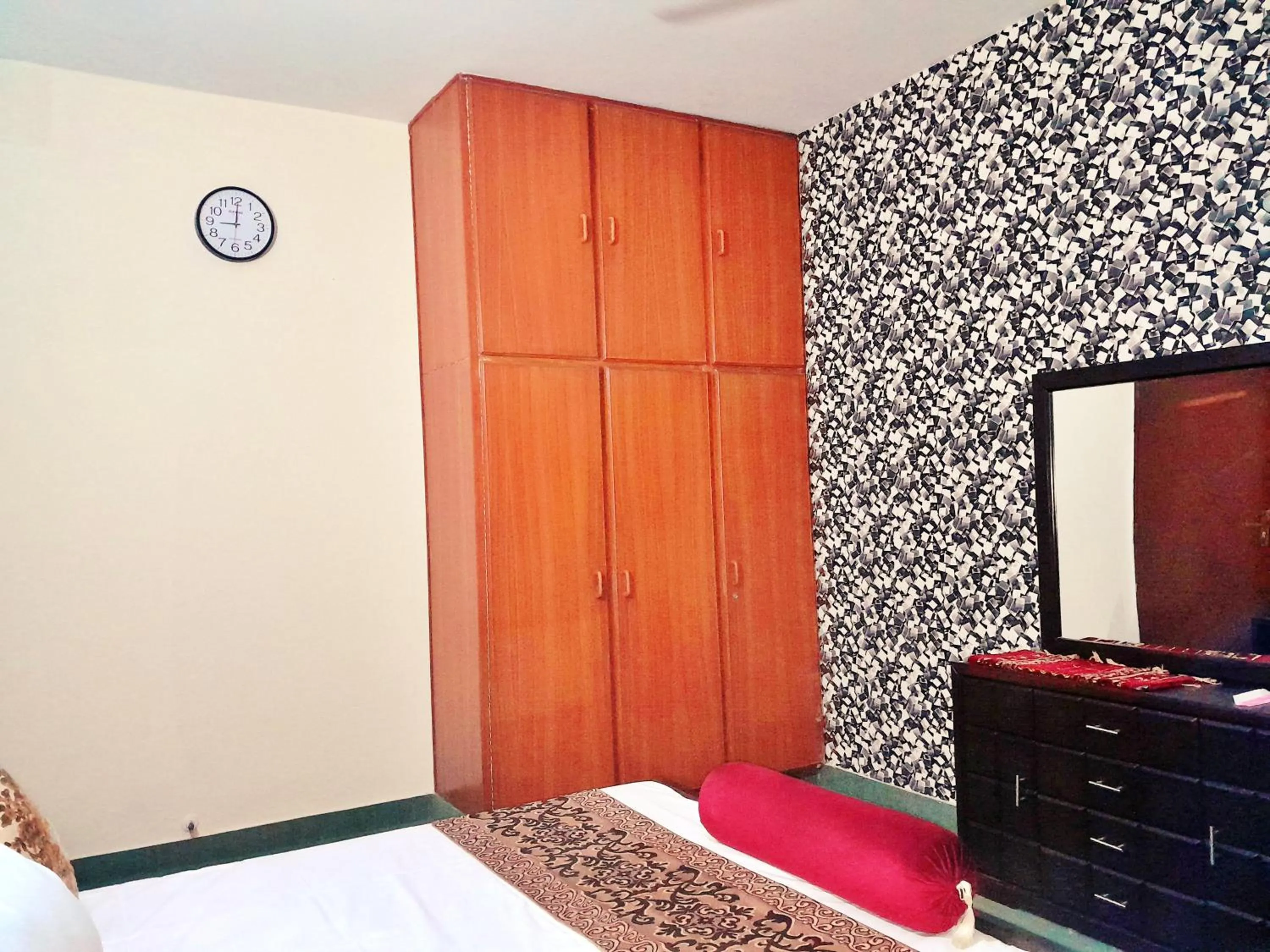 Bed in Hotel Rose One Lahore