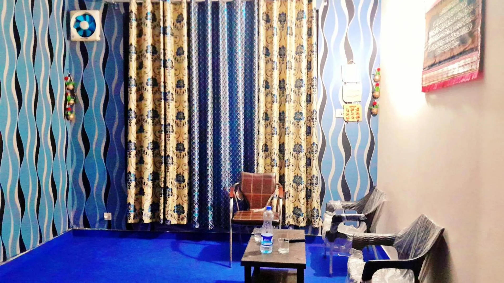 Communal lounge/ TV room in Hotel Rose One Lahore