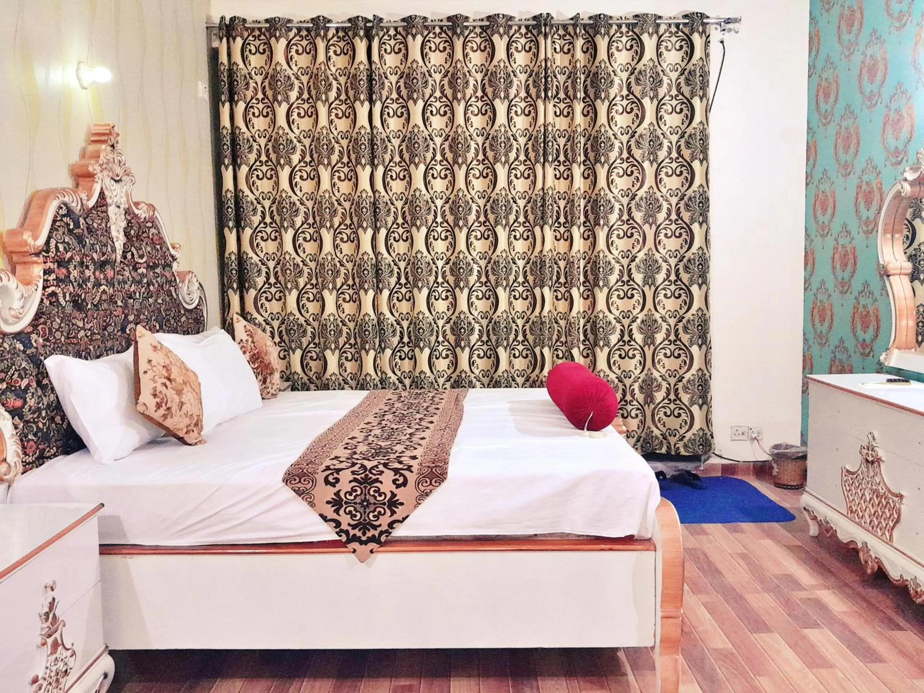 Bed in Hotel Rose One Lahore