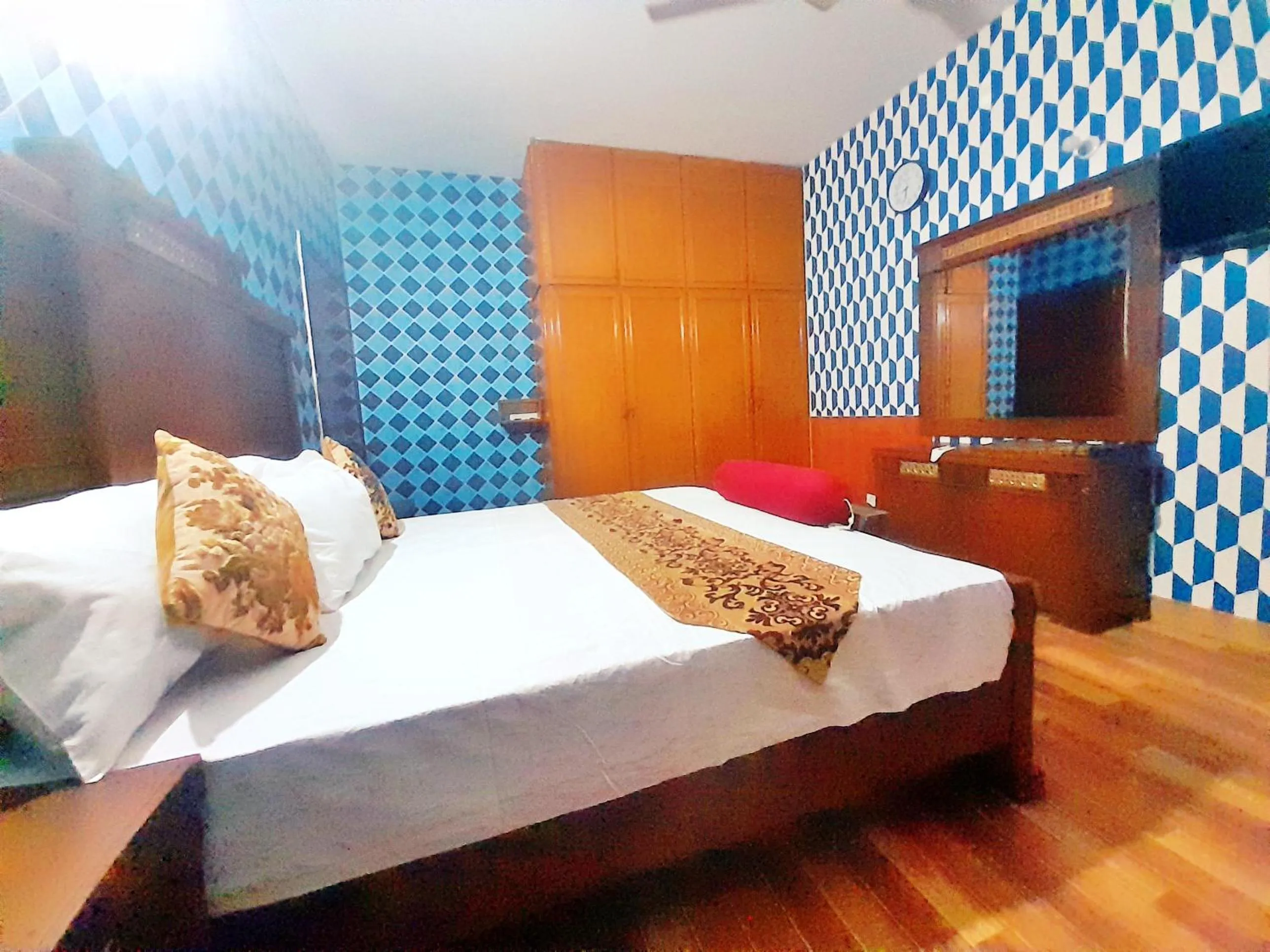 Bed in Hotel Rose One Lahore