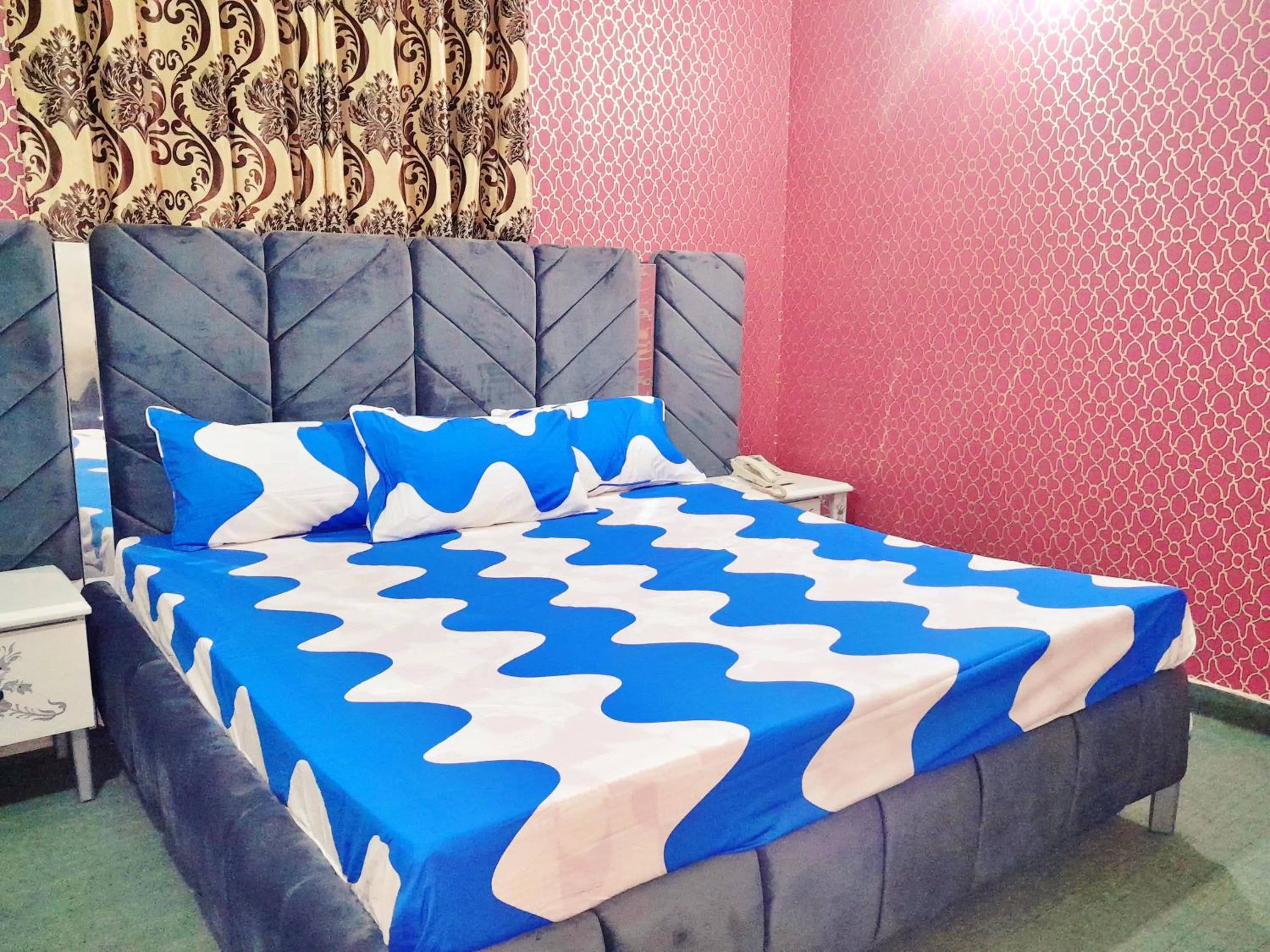 Bed in Hotel Rose One Lahore