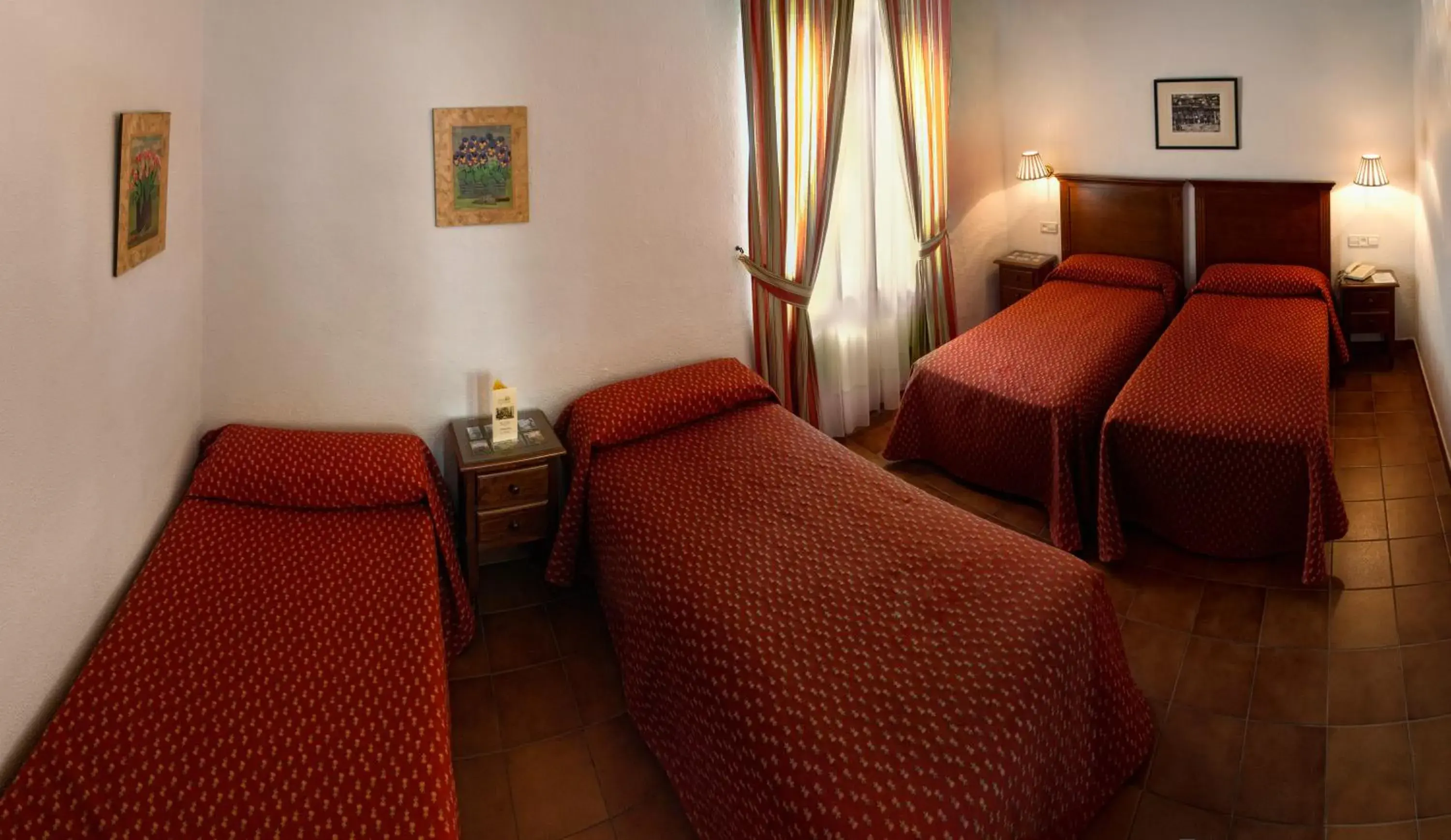 Quadruple Room in Hotel Los Olivos Quadruple Room in Hotel Los Olivos