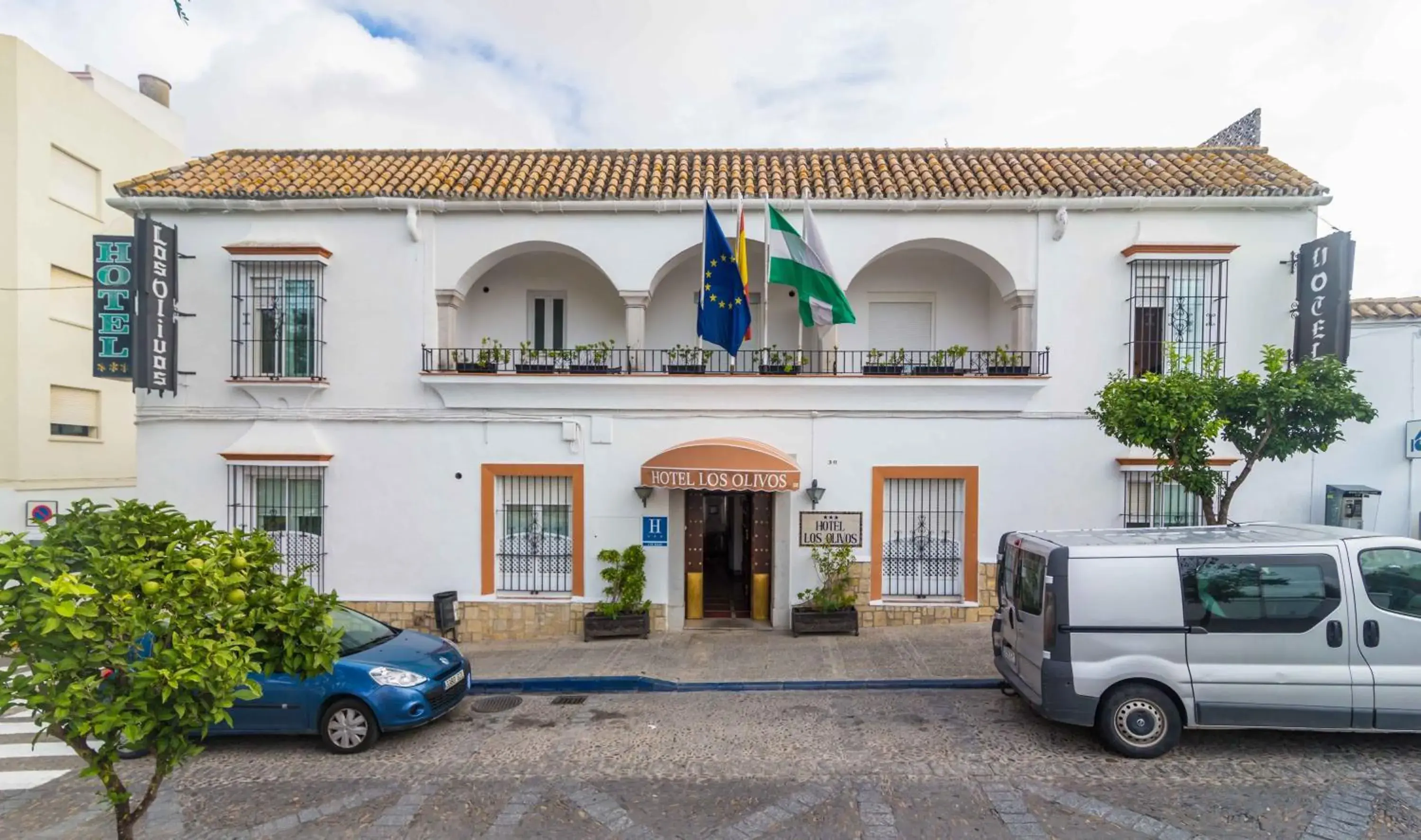 Facade/entrance in Hotel Los Olivos Facade/entrance in Hotel Los Olivos