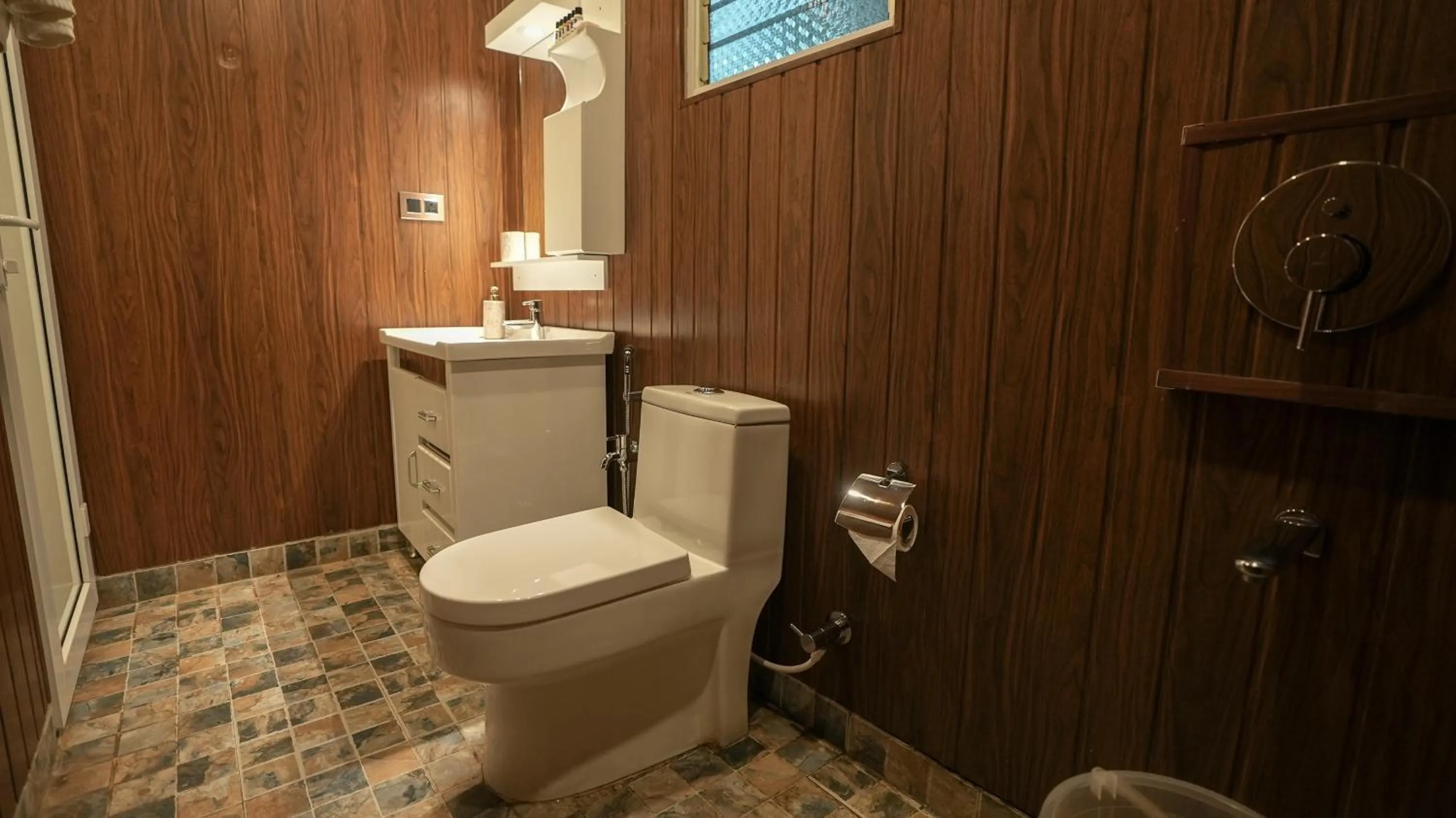 Toilet in Prive by Whiteflower