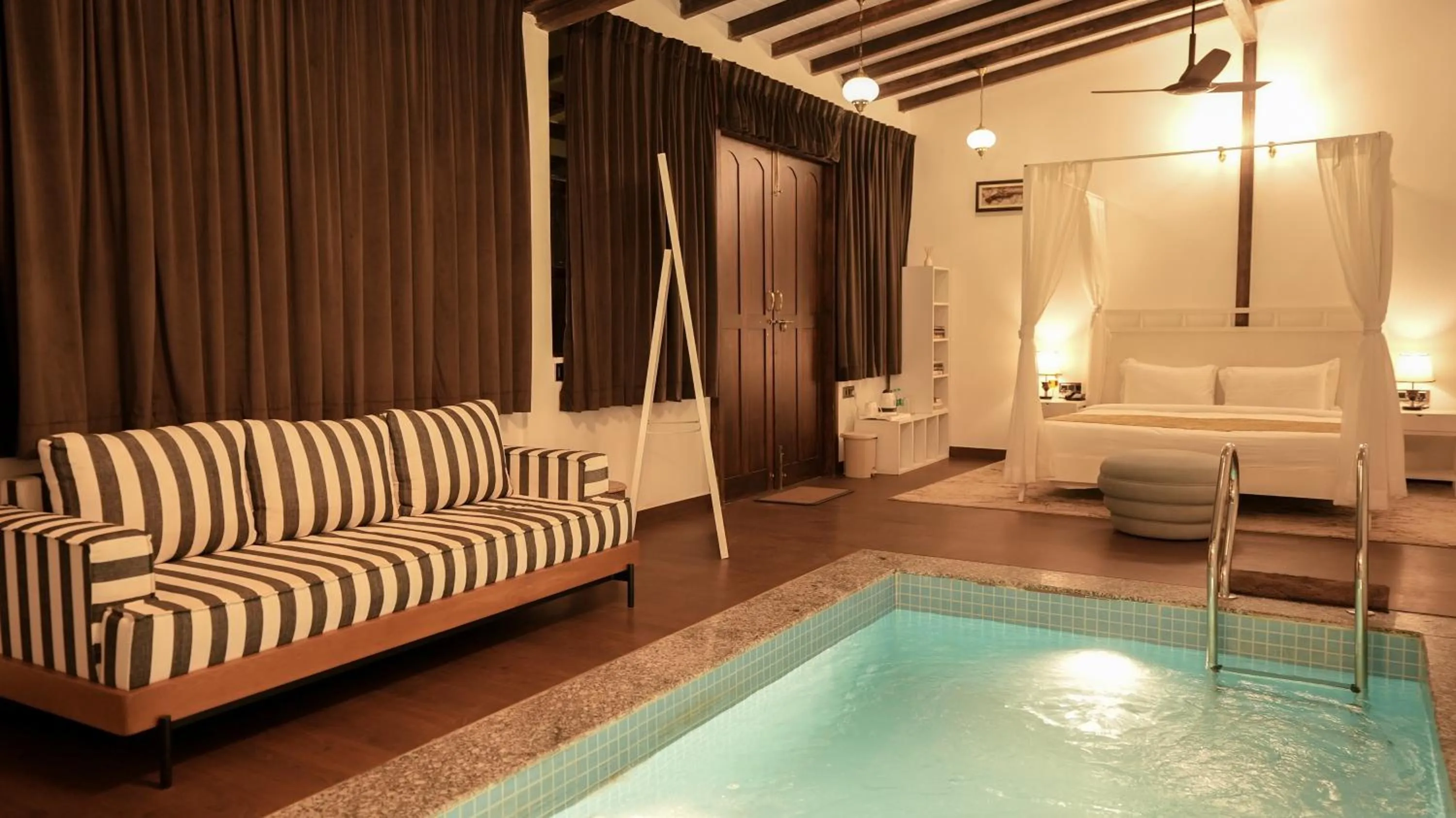 Swimming pool in Prive by Whiteflower