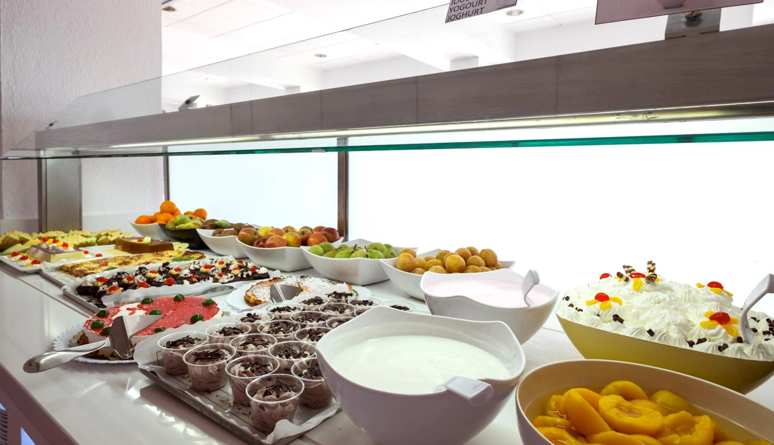 Restaurant/places to eat in Rosamar Maritim 4*