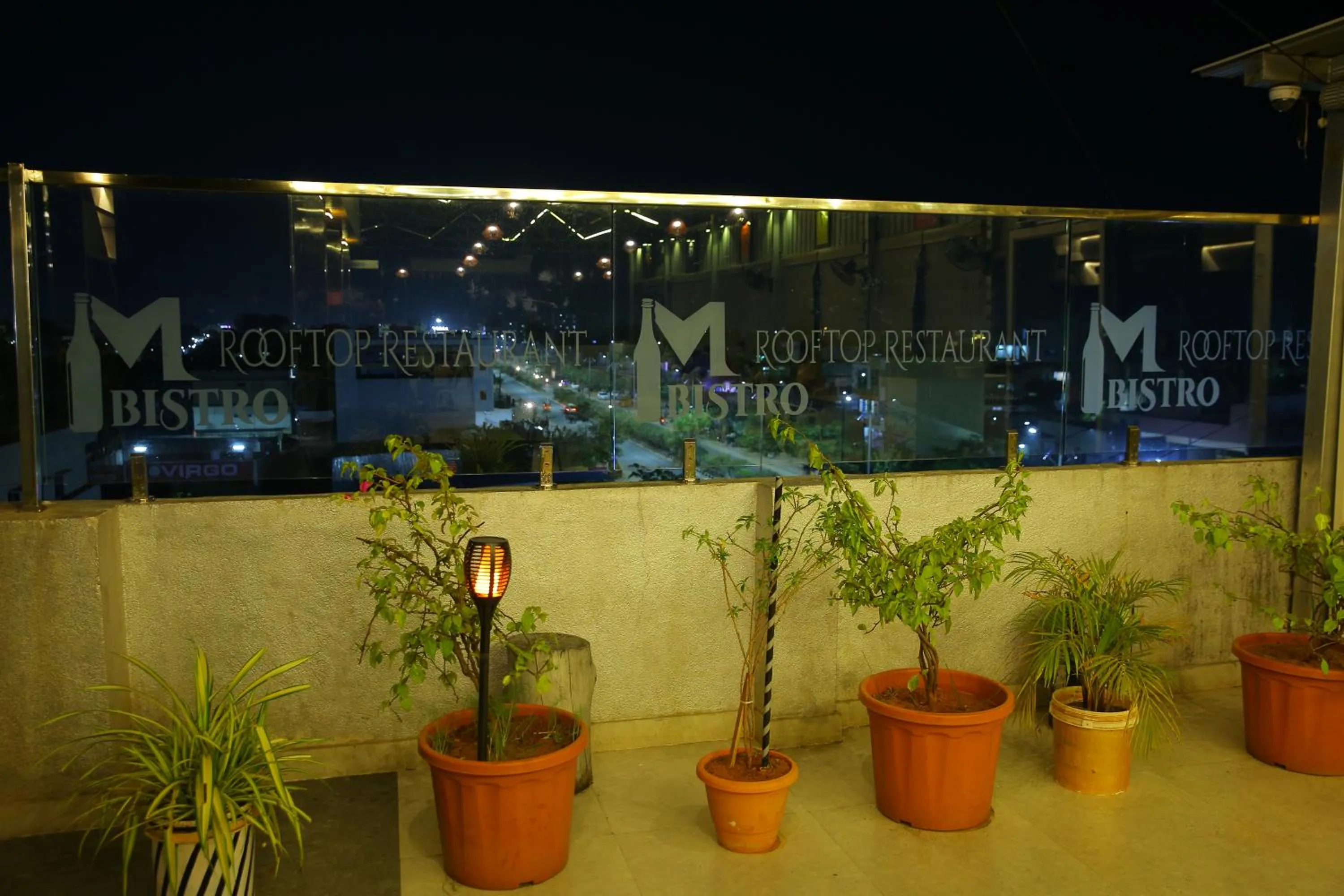 Restaurant/places to eat in Hotel Maruthi Inn