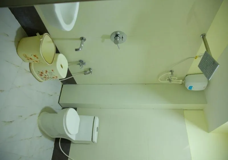 Toilet in Hotel Maruthi Inn