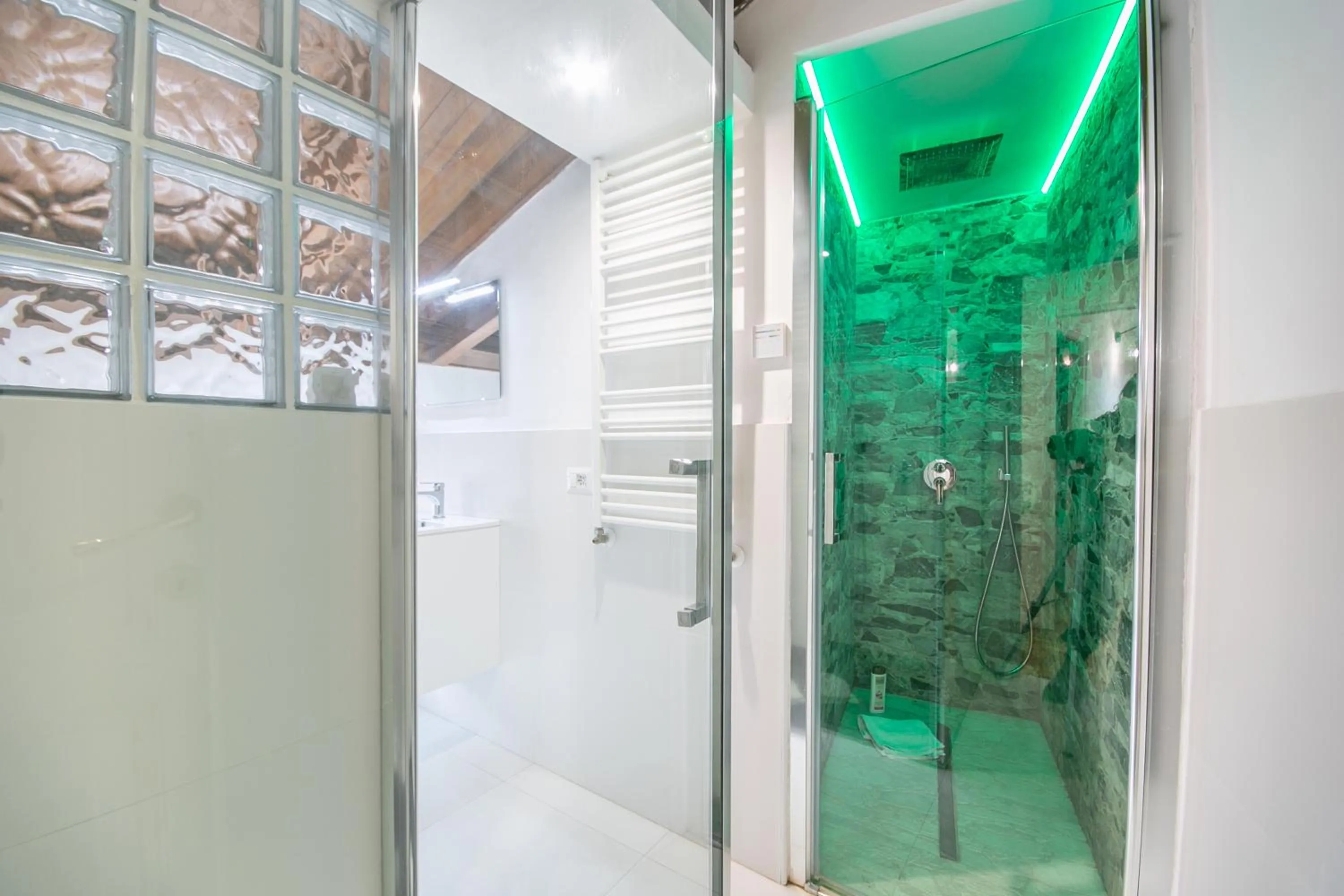Shower in Penthouse in the heart of the city center
