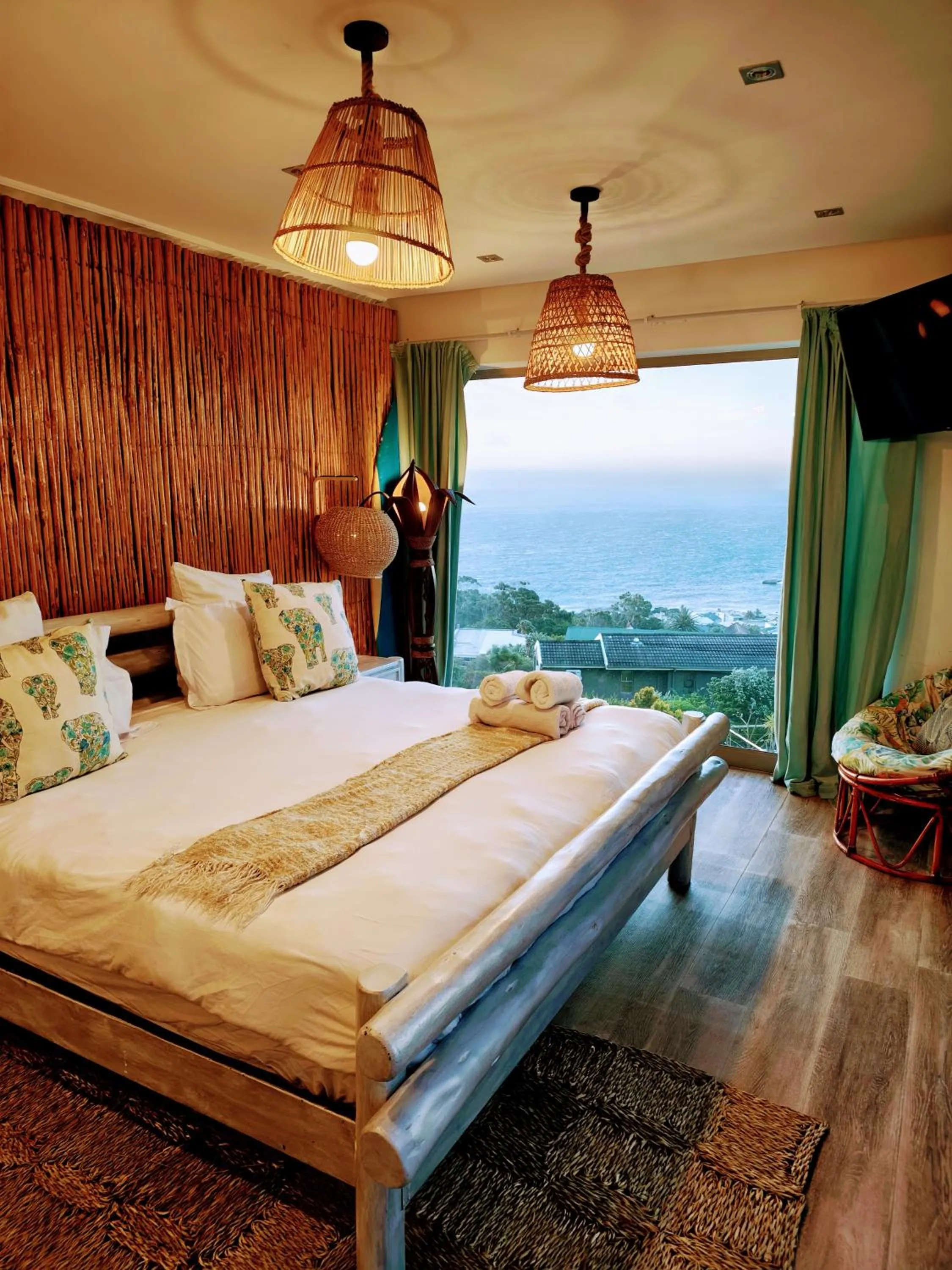 Photo of the whole room in Beachwood Camps Bay
