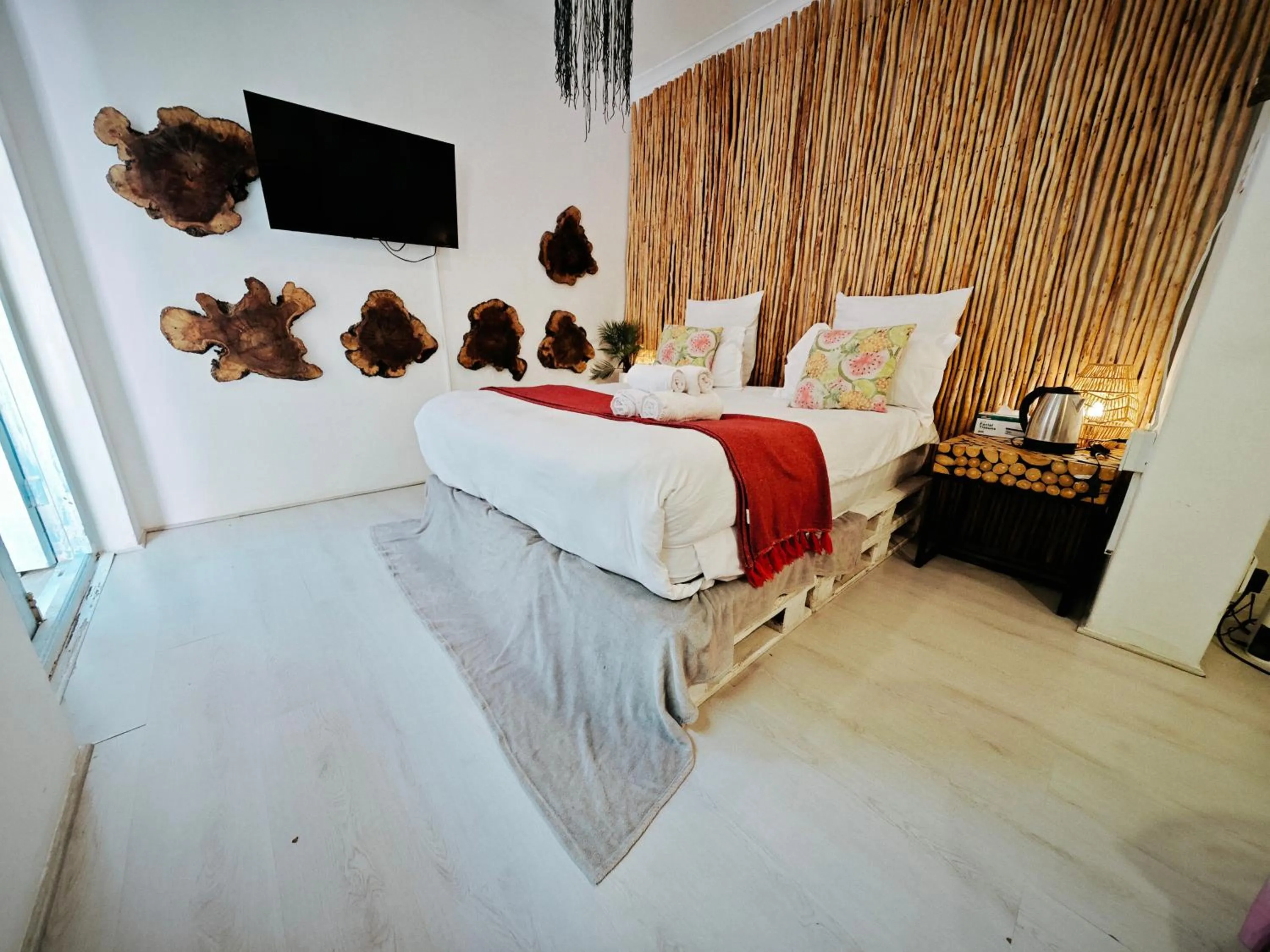 Photo of the whole room in Beachwood Camps Bay