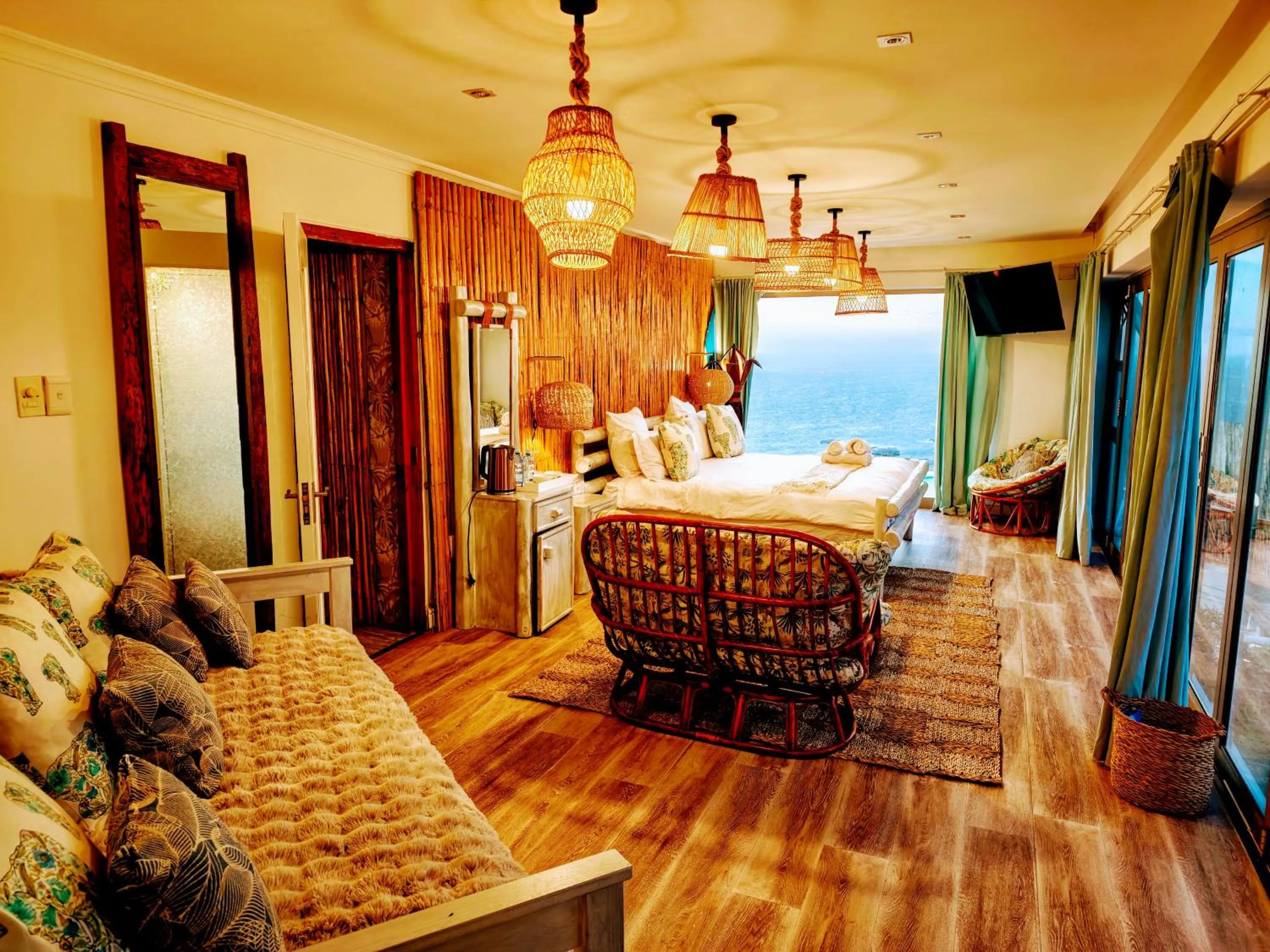 Bed in Beachwood Camps Bay