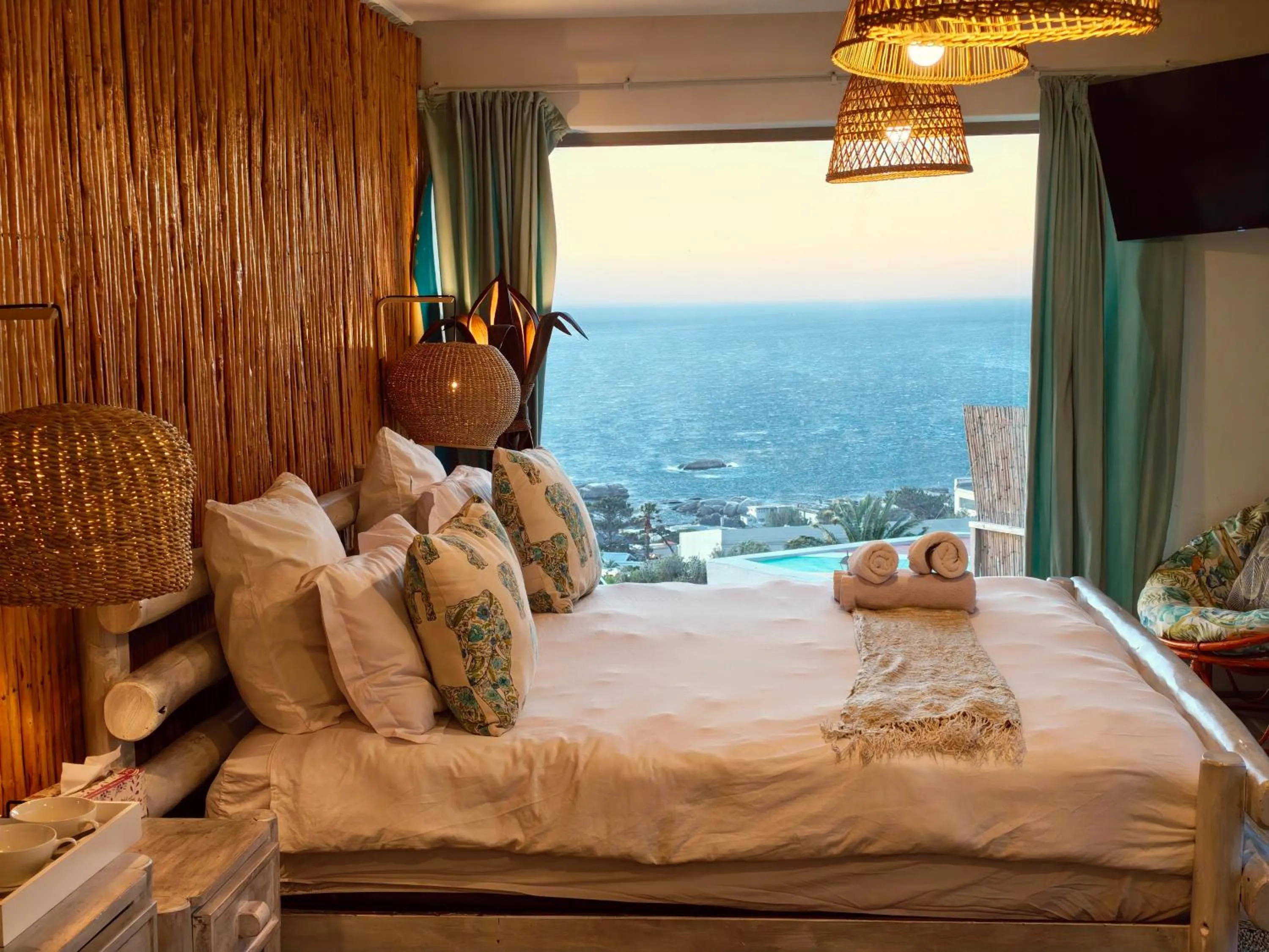 Bed in Beachwood Camps Bay