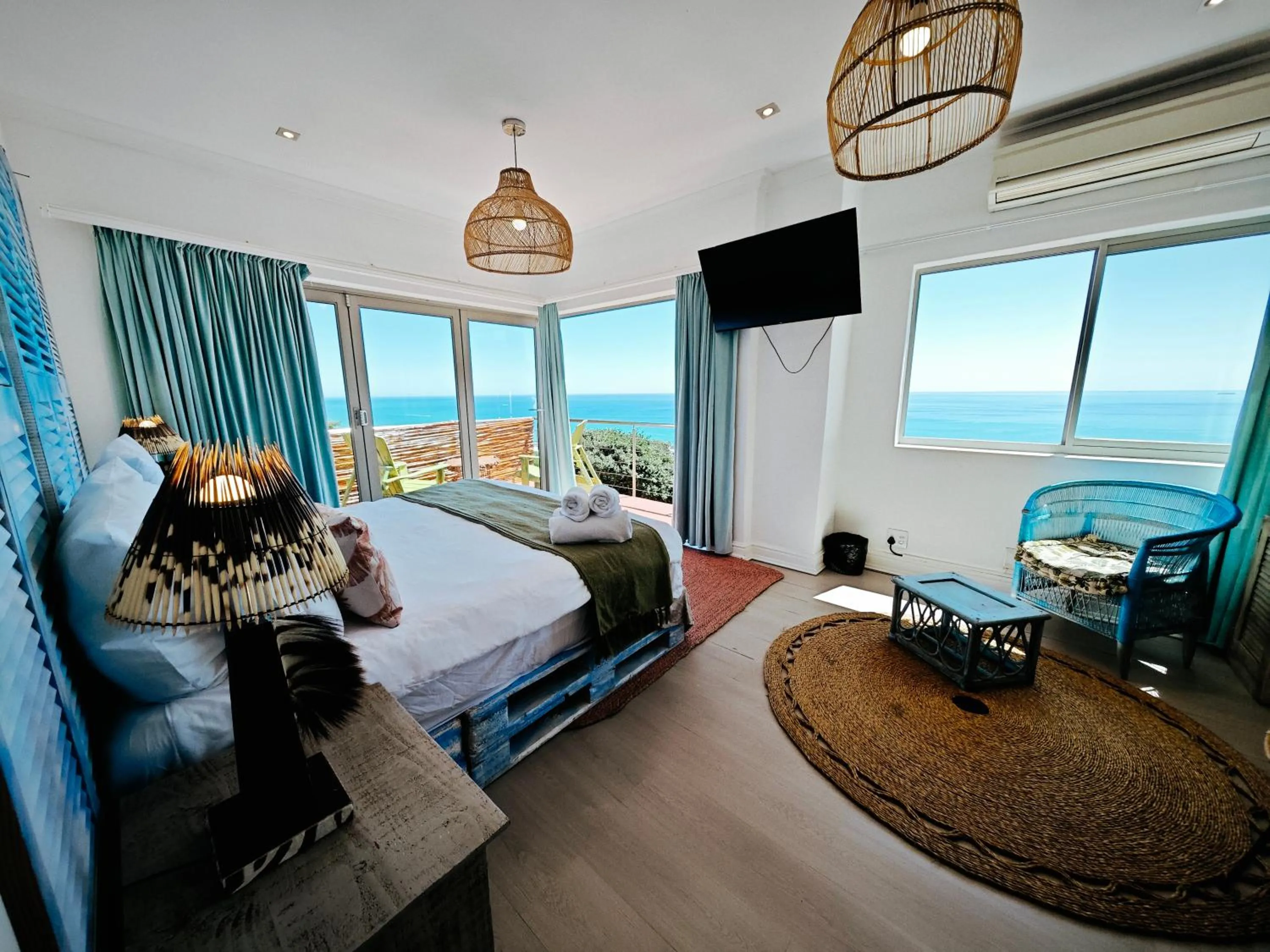 Photo of the whole room in Beachwood Camps Bay