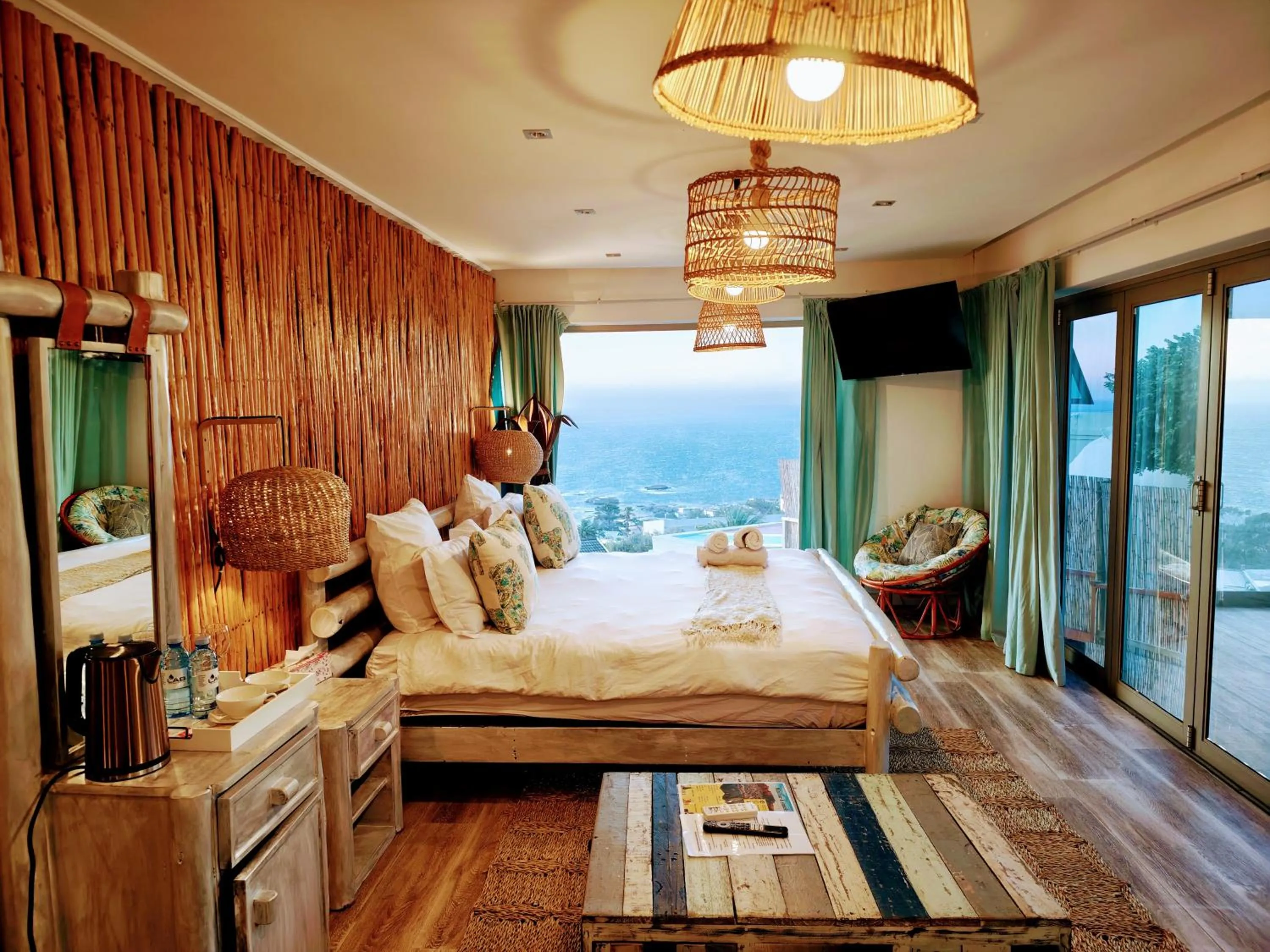 Bed in Beachwood Camps Bay