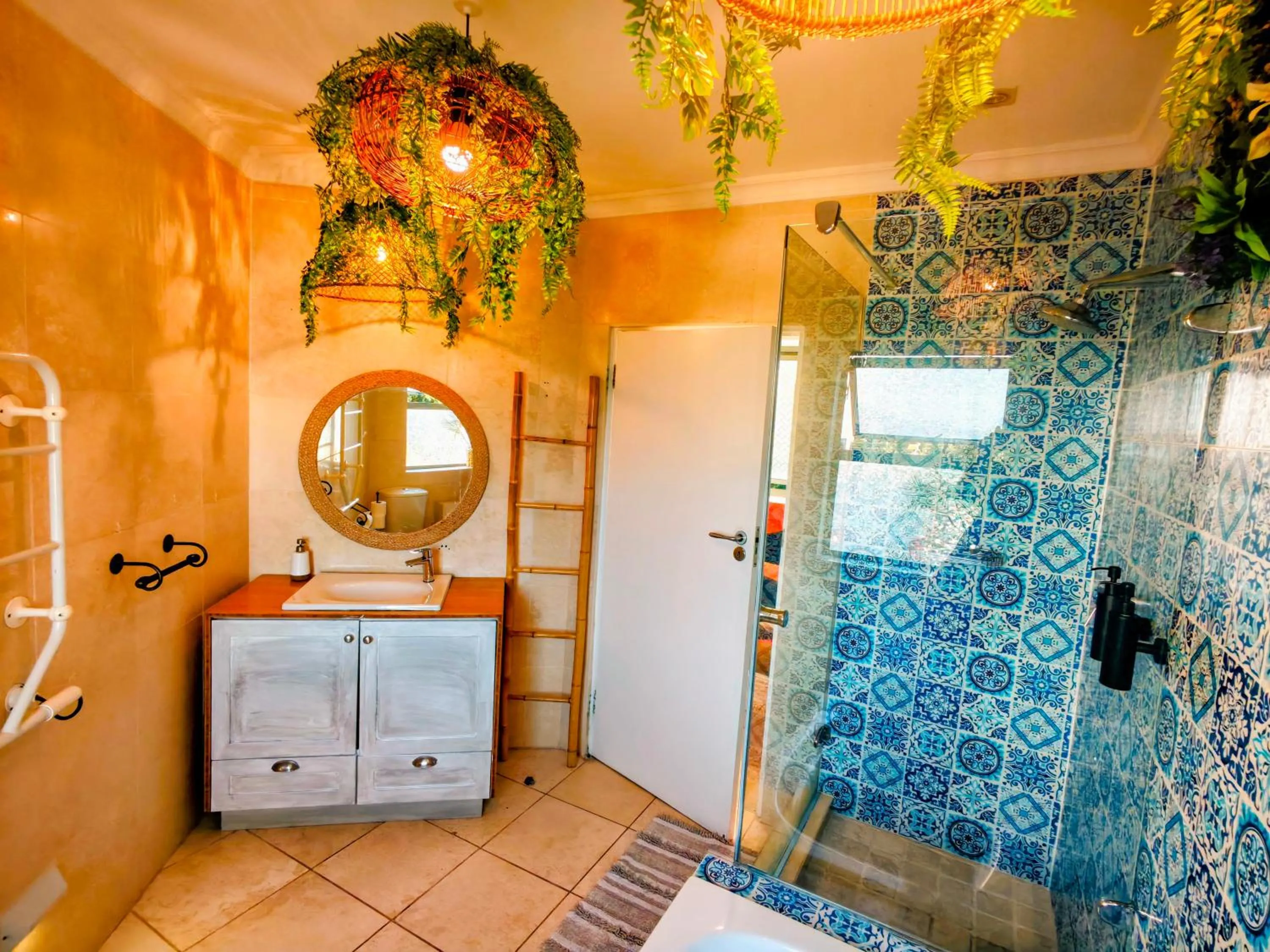 Shower in Beachwood Camps Bay