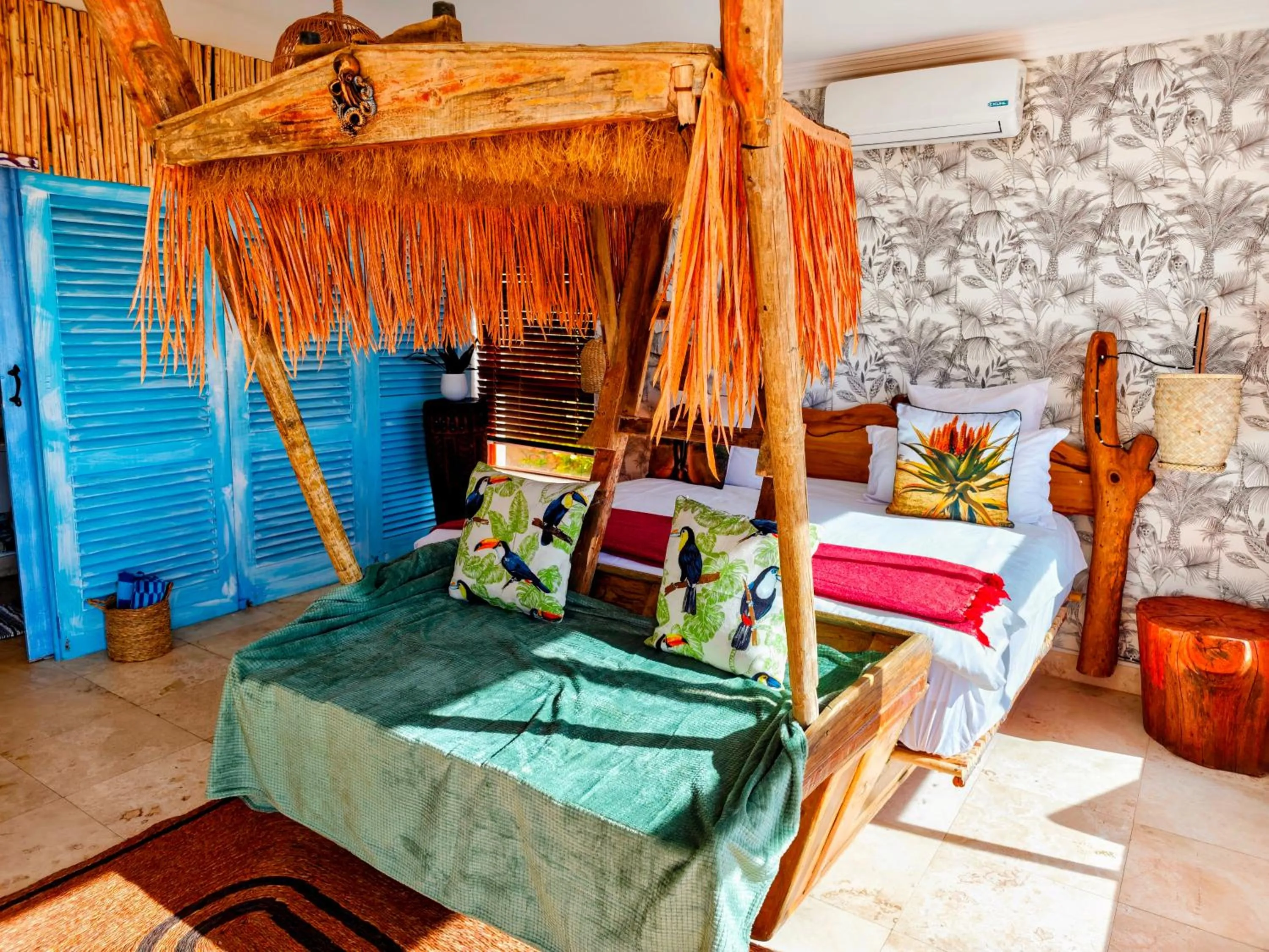 Bed in Beachwood Camps Bay