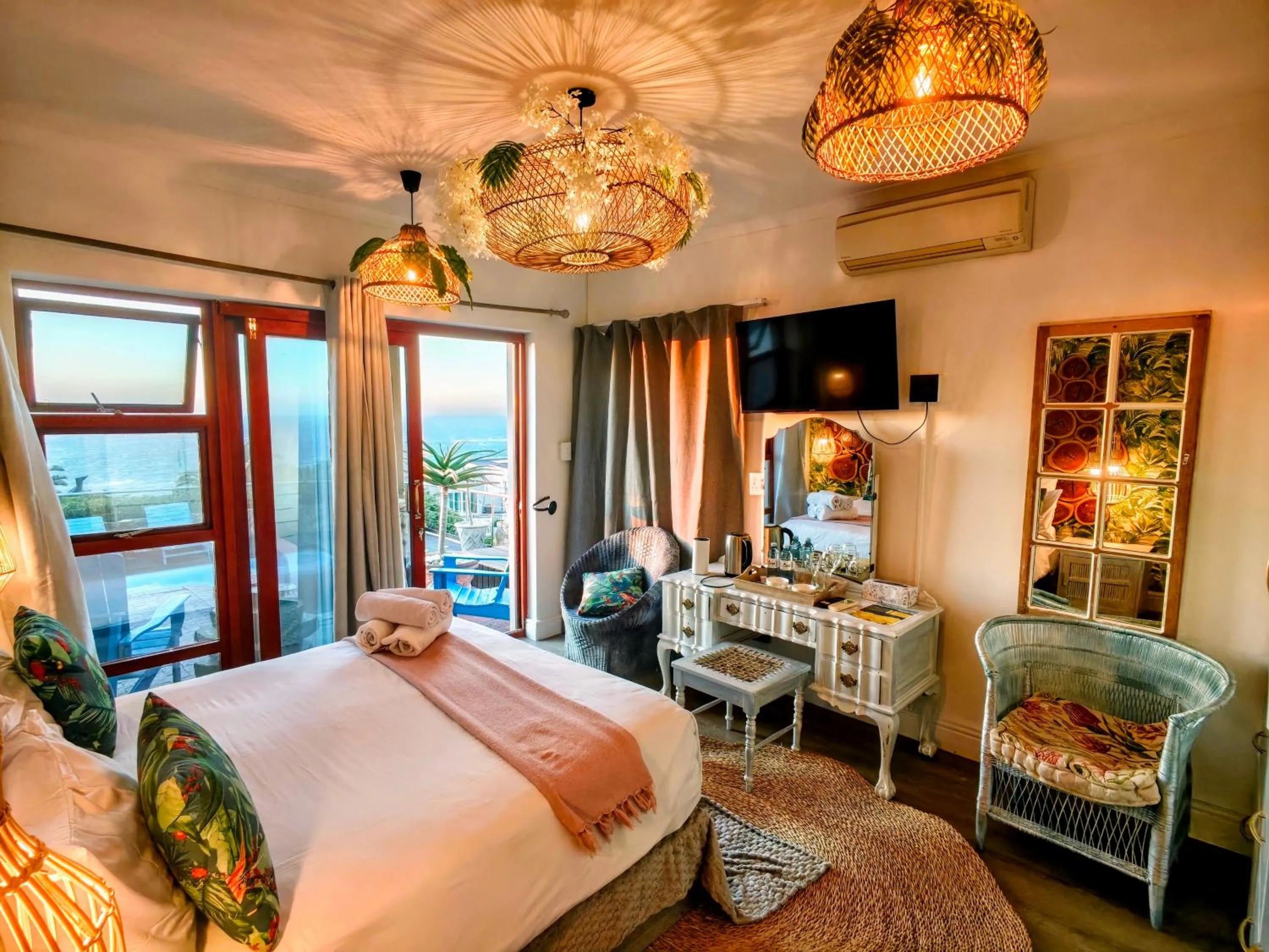 Bed in Beachwood Camps Bay
