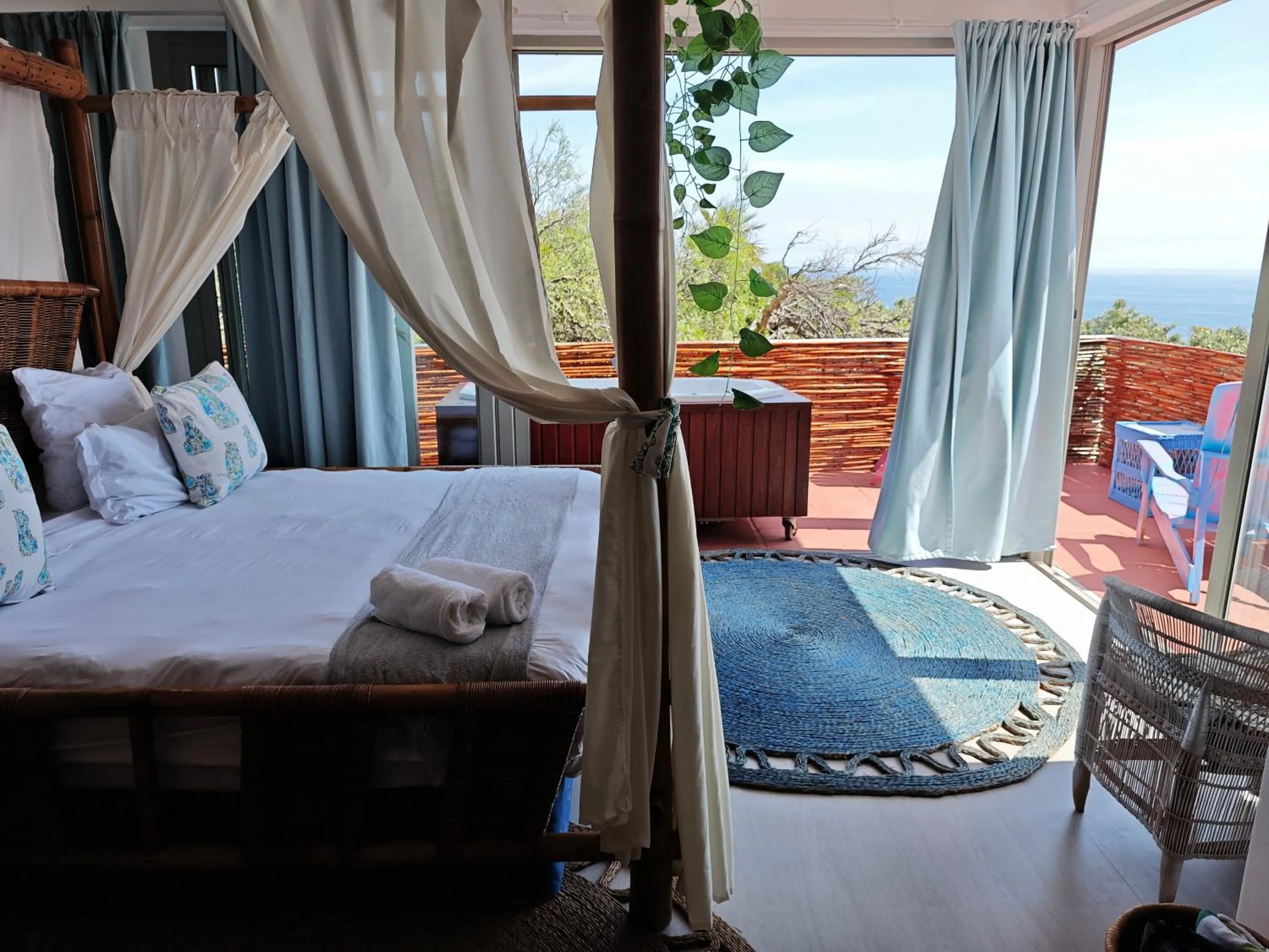 Bed in Beachwood Camps Bay